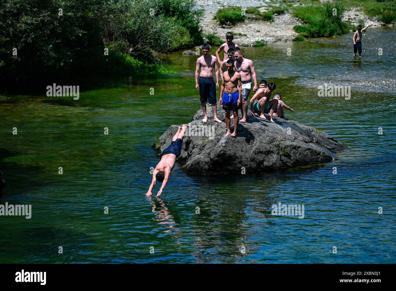 Skopje, Nordmazedonien. Juni 2024. Am 12. Juni 2024 springt ein Mann in den Treska, um sich von der Hitze in der Nähe des Dorfes Matka, westlich der Hauptstadt Skopje, in Nordmazedonien, abzukühlen. Quelle: Tomislav Georgiev/Xinhua/Alamy Live News Stockfoto