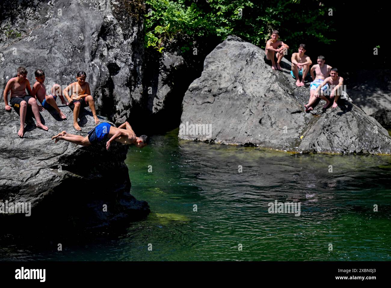 Skopje, Nordmazedonien. Juni 2024. Am 12. Juni 2024 springt ein Mann in den Treska, um sich von der Hitze in der Nähe des Dorfes Matka, westlich der Hauptstadt Skopje, in Nordmazedonien, abzukühlen. Quelle: Tomislav Georgiev/Xinhua/Alamy Live News Stockfoto