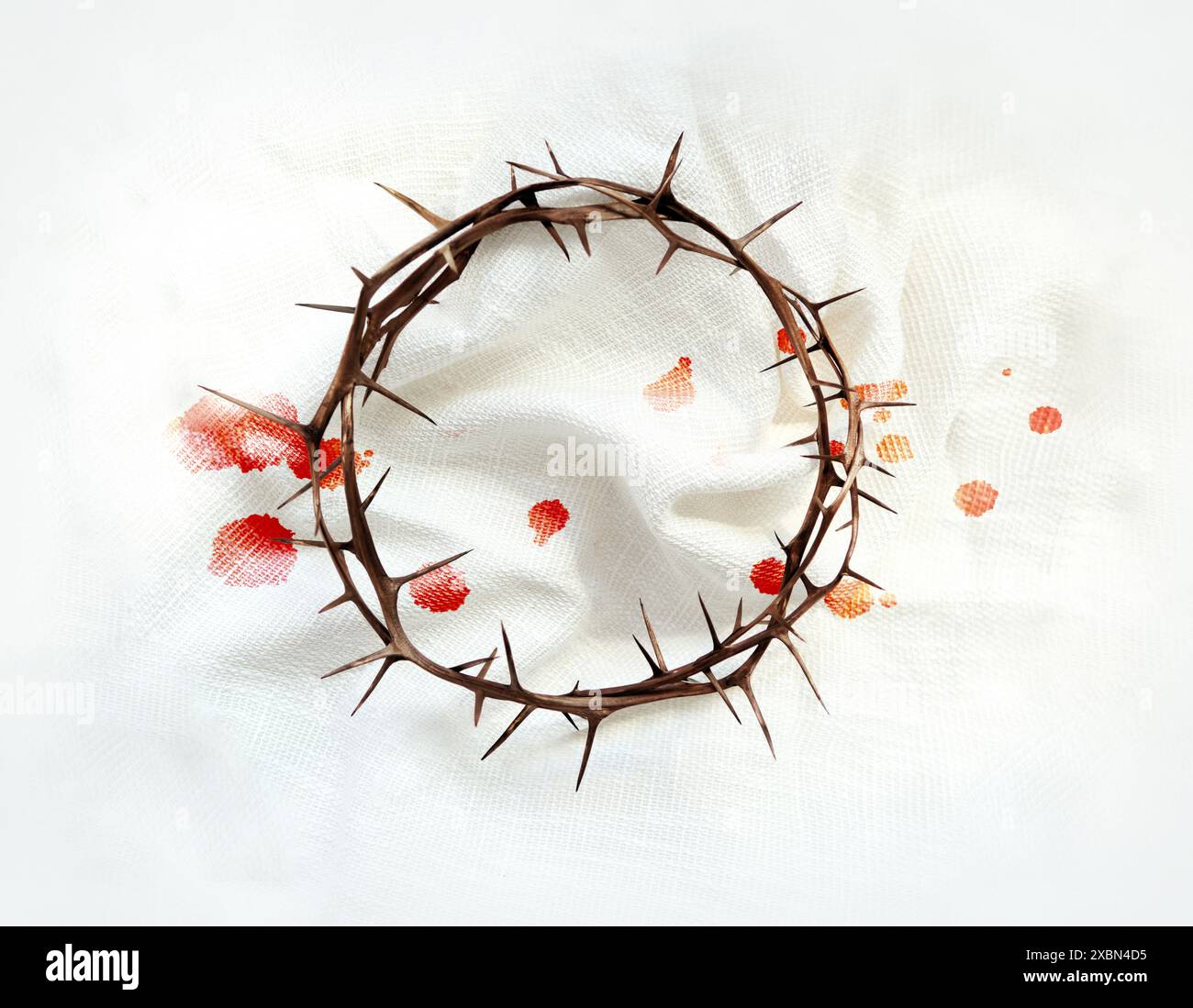 Die Dornenkrone, Blut- und Blutflecken symbolisieren das Leiden und Opfer Jesu Christi am Kreuz, die Passionswoche und das Konzept der Fastenzeit Ostern Stockfoto