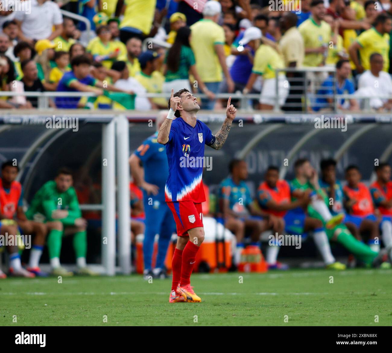 Orlando, Florida, USA. Juni 2024. Der US-Stürmer CHRISTIAN PULISIC (10) gibt dem Publikum Gesten, nachdem er in der 26. Minute eines internationalen Fußballspiels zwischen den USA und Brasilien am 12. Juni 2024 in Orlando, Florida, einen Freistoß erzielt hat. Das Spiel endete mit 1-1 Unentschieden. (Kreditbild: © Scott Coleman/ZUMA Press Wire) NUR REDAKTIONELLE VERWENDUNG! Nicht für kommerzielle ZWECKE! Stockfoto