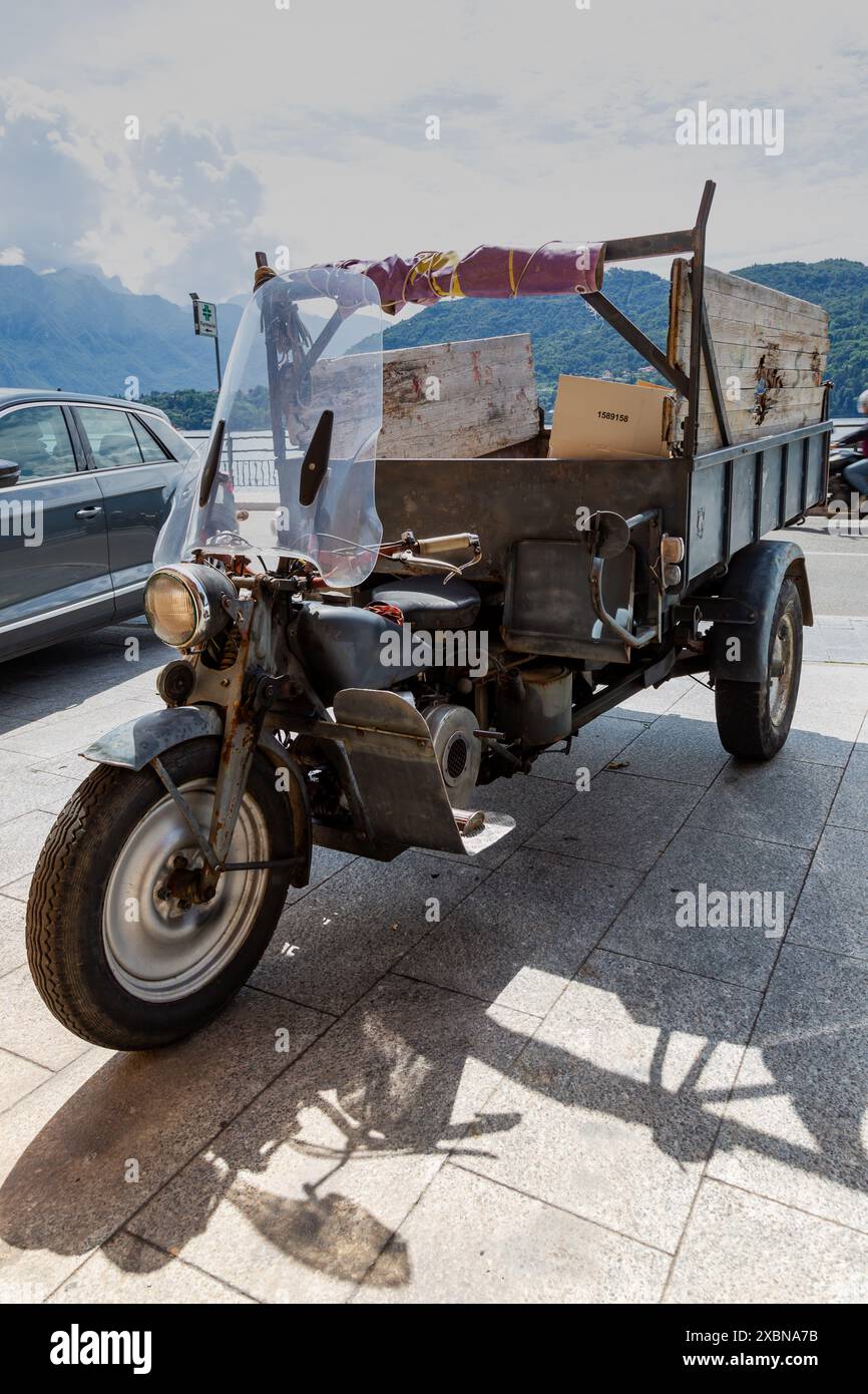 Ein altes Yamaha-Trike mit einem Kippbett in Tremezzo, Lombardei, Italien. Stockfoto