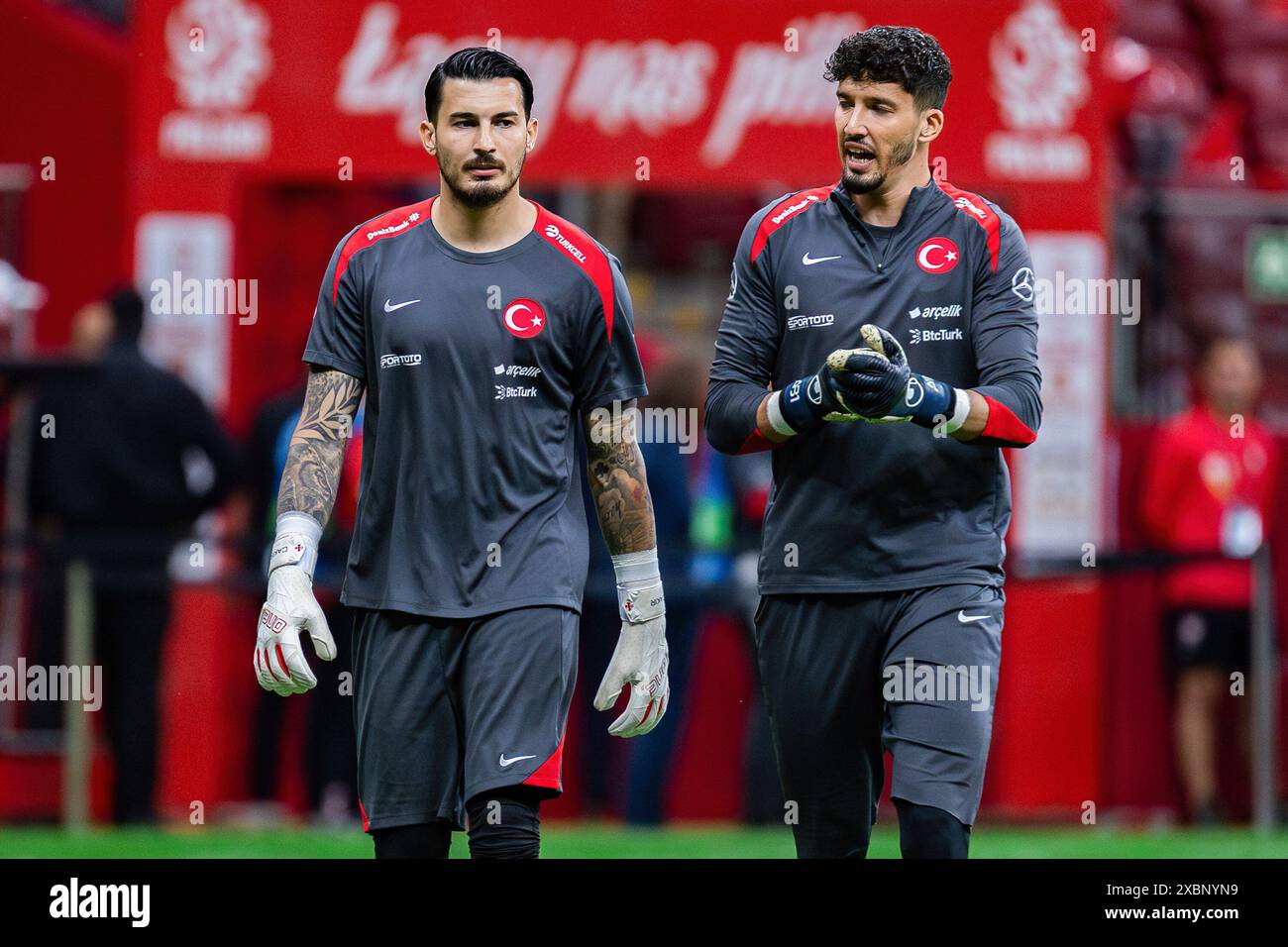 Warschau, Polen. Juni 2024. Ugurcan Cakir (L) und Altay Bayindir (R) aus der Türkei werden während des Freundschaftsspiels zwischen Polen und der Türkei im PGE Narodowy Stadium gesehen. Endstand; Polen 2:1 Türkei. Endstand: Polen 2:1 Turkiye. Quelle: SOPA Images Limited/Alamy Live News Stockfoto