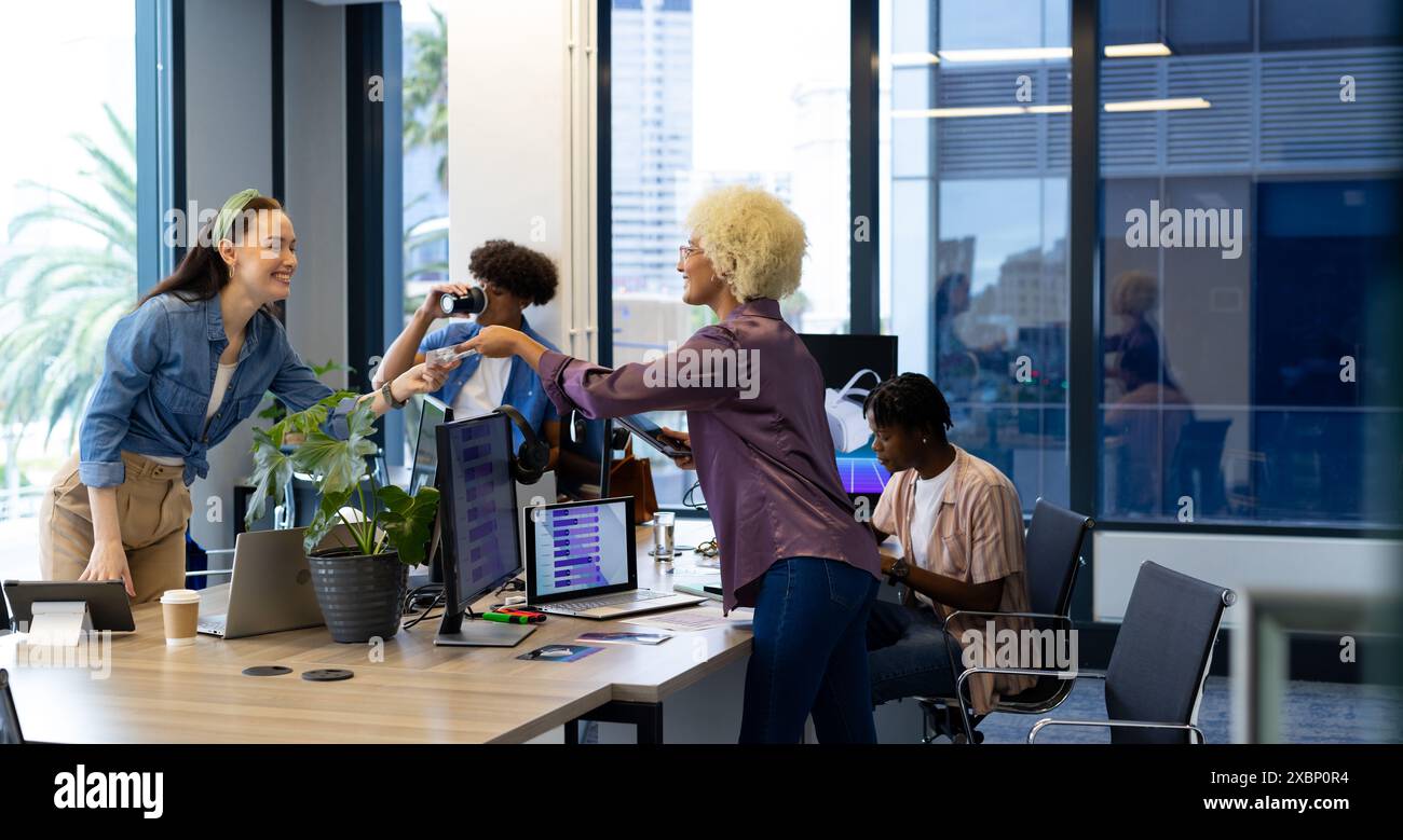 Verschiedene Kollegen arbeiten in modernen Büros für ein Start-up zusammen Stockfoto