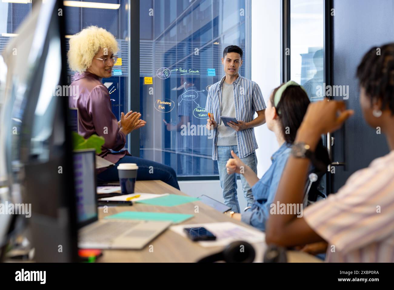 Kollegen mit unterschiedlichem Hintergrund arbeiten in modernen Startup-Büros, Unternehmen, zusammen Stockfoto