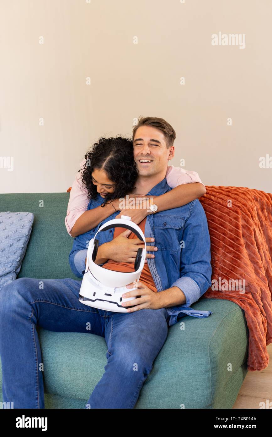 Verschiedene Paare auf dem Sofa, Mann mit VR-Headset, Kopierraum Stockfoto