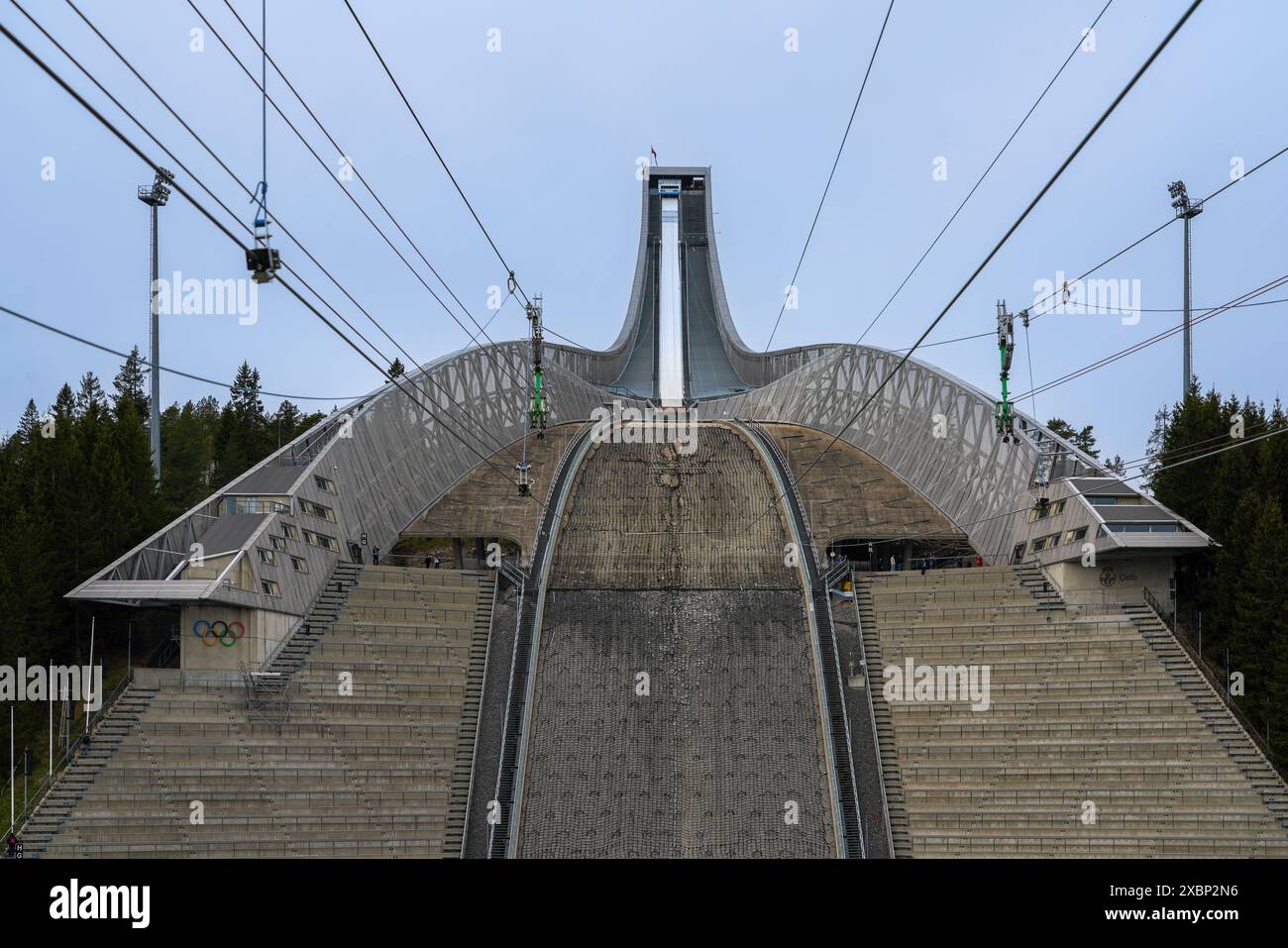 Holmenkollbakken, eine Schanze auf dem Holmenkollen in Oslo. Die Olympischen Winterspiele 1952 fanden hier statt. Stockfoto