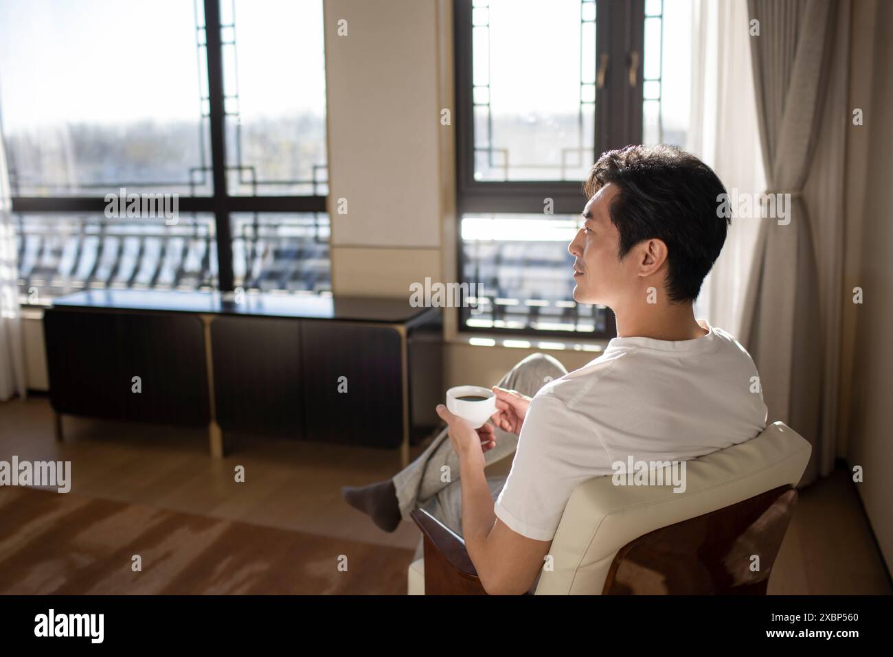 Geschäftsmann, Der Sich Im Hotelzimmer Entspannt Stockfoto