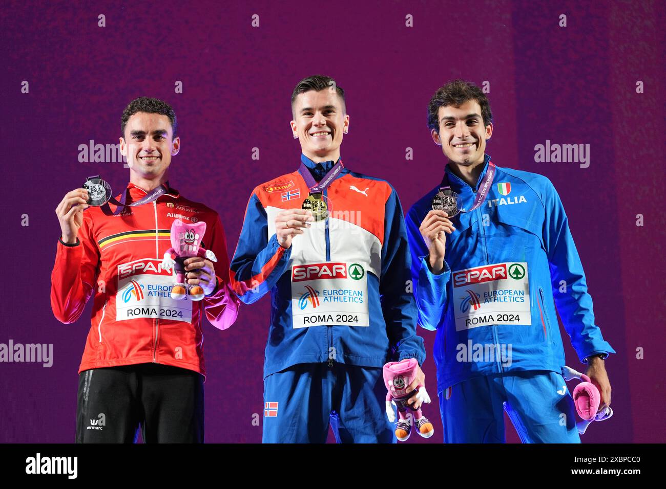 Rom, Italien 20240613. Das Podium nach 1500 m von v. 2. Platz Jochem Vermeulen, Belgien, 1. Platz Jakob Asserson Ingebrigtsen und 3. Platz Pietro Arese, Italien bei den Leichtathletik-Europameisterschaften 2024 im Olympiastadion in Rom, Italien. Foto: Lise Åserud / NTB Stockfoto