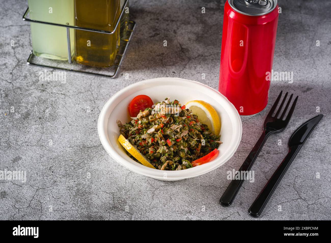 Gesunder Salat mit Kapern, Quinoa und Walnüssen auf Steintisch Stockfoto