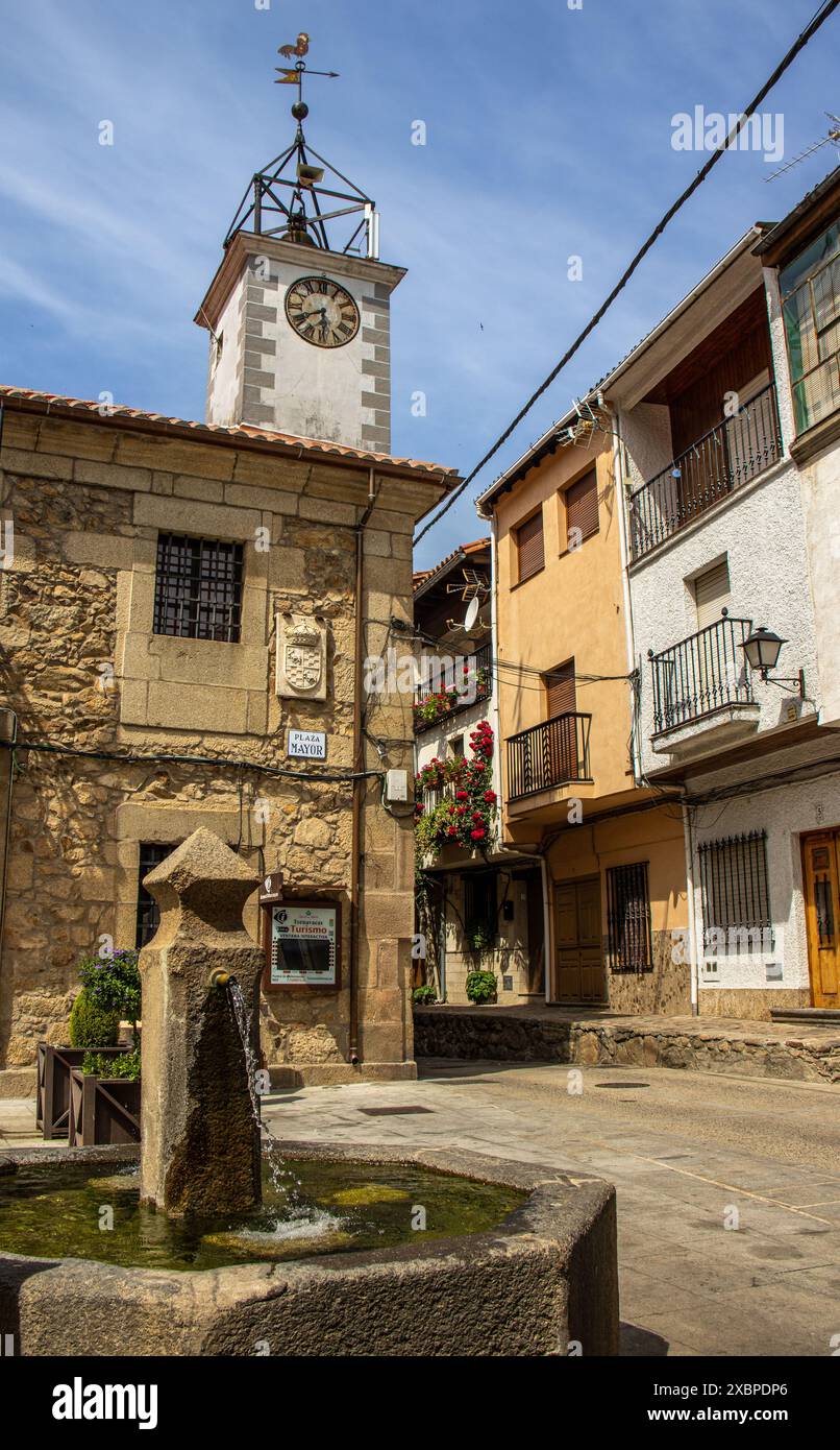 Plaza Principal del Pueblo de Tornavacas, en el valle del Jerte. Las Placas dicen la plaza Principal y la oficina de turismo. Cáceres, España Stockfoto