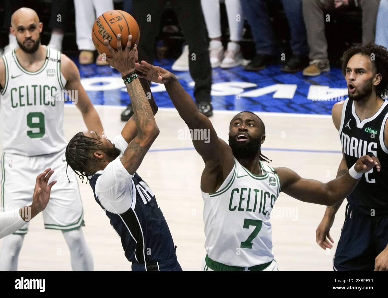 Dallas, USA. Juni 2024. Jaylen Brown (2. R) von Boston Celtics verteidigt Derrick Jones Jr. von Dallas Mavericks während des dritten Spiels zwischen Boston Celtics und Dallas Mavericks beim NBA-Finale der Saison 2023-2024 in Dallas, Texas, USA, am 12. Juni 2024. Quelle: Wu Xiaoling/Xinhua/Alamy Live News Stockfoto