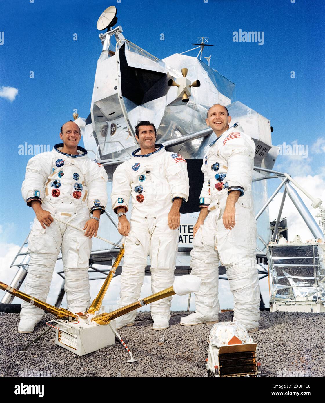Apollo 12 Hauptbesatzungsmitglieder (von links nach rechts) Charles ‚Pete‘ Conrad Jr., Kommandeur; Richard Gordon Jr., Pilot des Kommandomoduls; und Alan Bean, Pilot für lunar-Modul. Fotografiert vor einem großformatigen Modell eines Mondmoduls im Juli 1969, bevor es dort im November 1969 eine erfolgreiche Mondlandungsmission gab. Stockfoto