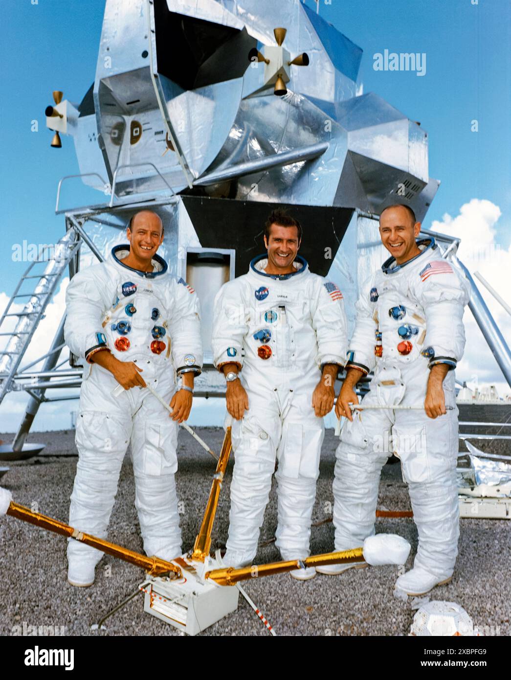 Apollo 12 Hauptbesatzungsmitglieder (von links nach rechts) Charles ‚Pete‘ Conrad Jr., Kommandeur; Richard Gordon Jr., Pilot des Kommandomoduls; und Alan Bean, Pilot für lunar-Modul. Fotografiert vor einem großformatigen Modell eines Mondmoduls im Juli 1969, bevor es dort im November 1969 eine erfolgreiche Mondlandungsmission gab. Stockfoto
