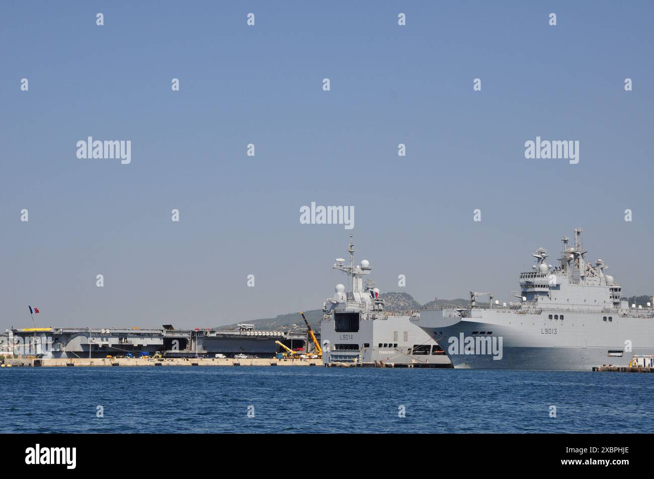 Hubschrauber und Landungsbootträger Tonnerre und Mistral der französischen Marine legten im Hafen von Toulon an Stockfoto