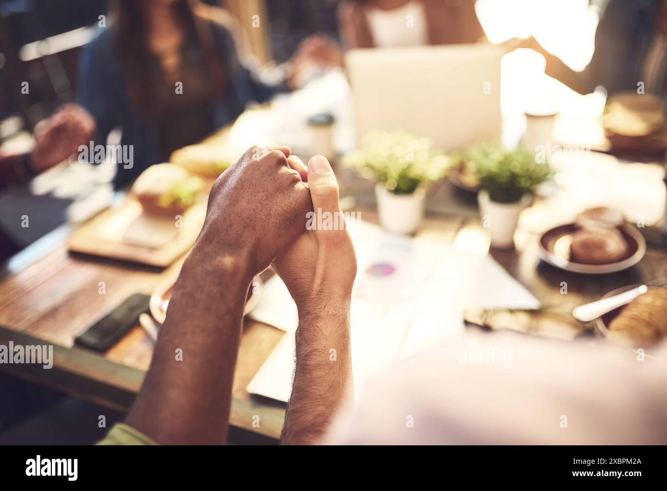 Menschen, betend und Händchenhaltung im Café mit Verbindung für Segen, Gnade und Wertschätzung. Synergie, Orientierung und Hoffnung mit Spiritualität Stockfoto