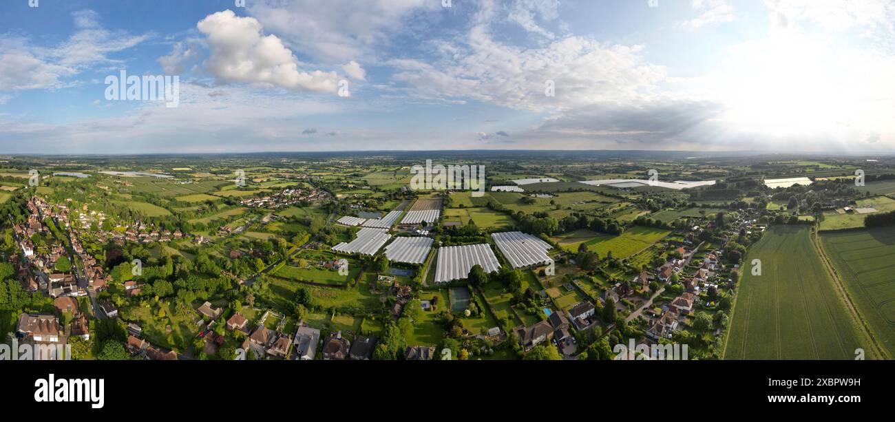 Hoher Panoramablick über die Drohne auf Ackerland und Kunststofftunnel über den Weald of Kent mit Blick nach Süden von oberhalb des Dorfes Chart Sutton in der Nähe von Maidstone Stockfoto