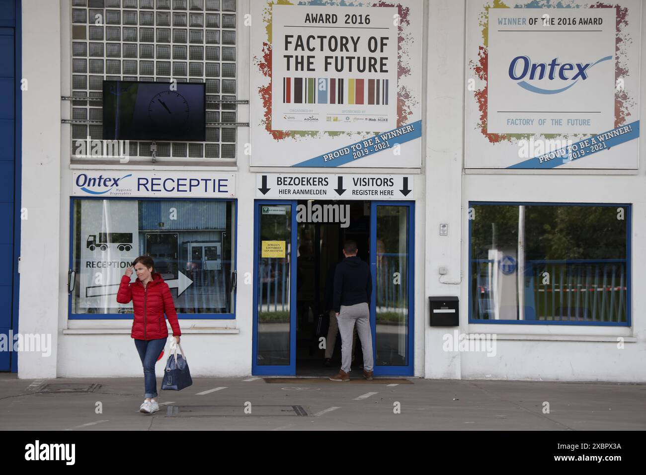Eeklo, Belgien. Juni 2024. Der Eingang der Firma Ontex Hygienic Einwegartikel in Eeklo, der von der Schließung bedroht ist, Donnerstag, den 13. Juni 2024. Nach den ersten Informationen werden 349 Arbeitsplätze verloren gehen mit der vollständigen Schließung des Werks in Eeklo des Windelherstellers wird die Niederlassung in Buggenhout in ein „Kompetenzzentrum“ umgewandelt, das weitere 140 Arbeitsplätze bedroht. BELGA FOTO NICOLAS MAETERLINCK Credit: Belga News Agency/Alamy Live News Stockfoto