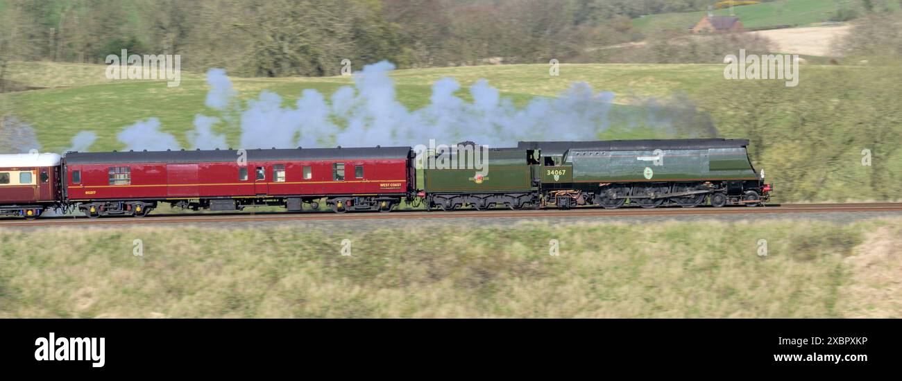 Die Dampflokomotive Tangmere, die die Northern Belle Tour auf der Carlisle-Strecke in der Nähe von Cumwhinton in Cumbria beförderte Stockfoto