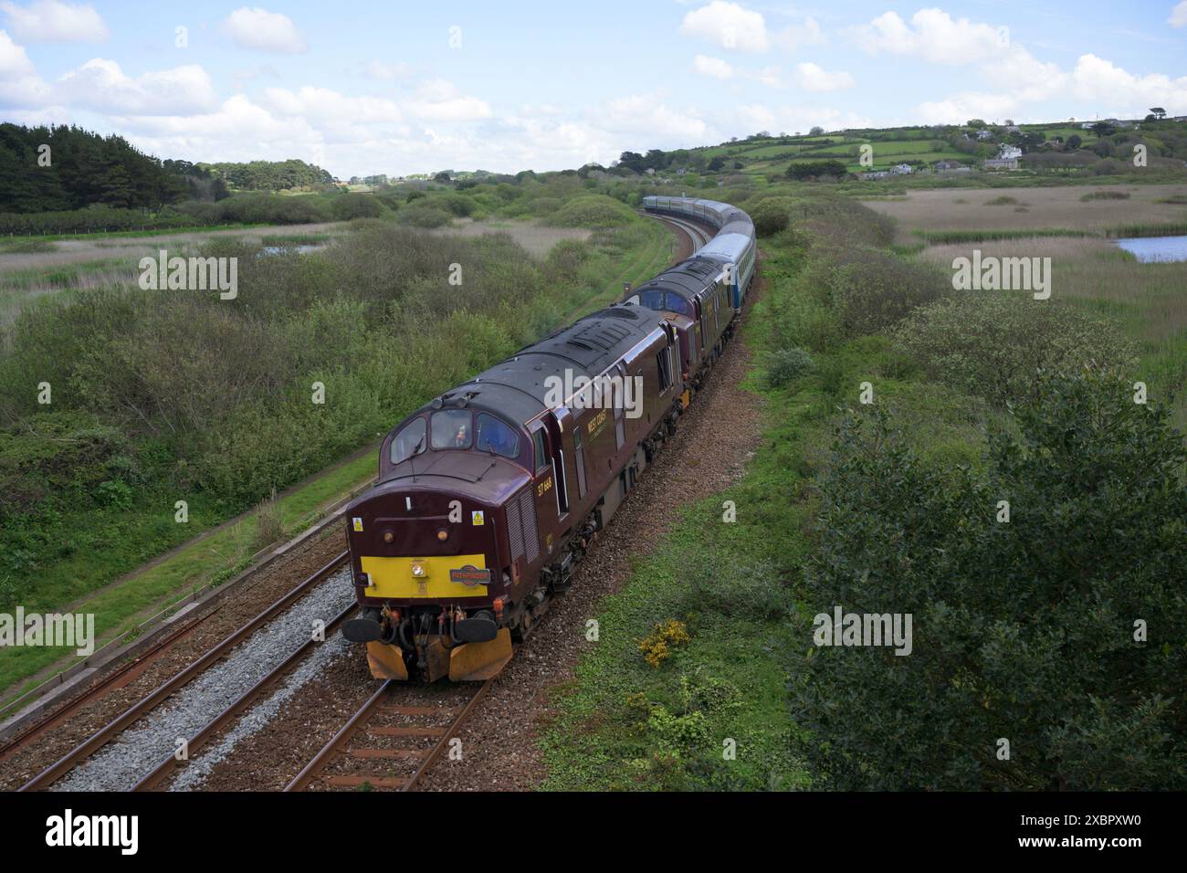 Der Spring Cornish Explorer Zug von Dorridge nach Penzance und kehrt am 4. Mai 2024 vorbei an Marazion bei Penzance zurück Stockfoto