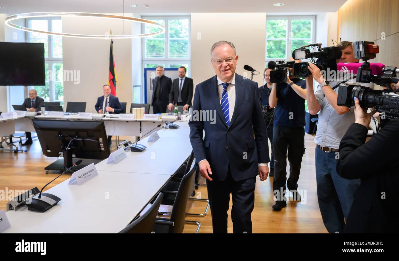 Hannover, Deutschland. Juni 2024. Stephan weil (SPD), niedersächsischer Ministerpräsident, kommt als geladener Zeuge zum 25. Parlamentarischen Untersuchungsausschuss „Praxis der nichttariflichen Vergütung in der Landeskanzlei Niedersachsen und den Ministerien“ im Niedersächsischen Landtag. Der parlamentarische Untersuchungsausschuss im Zusammenhang mit höheren Gehältern für hochrangige Mitarbeiter des Ministerpräsidenten weil trifft sich zu seiner nächsten Sitzung. Quelle: Julian Stratenschulte/dpa/Alamy Live News Stockfoto