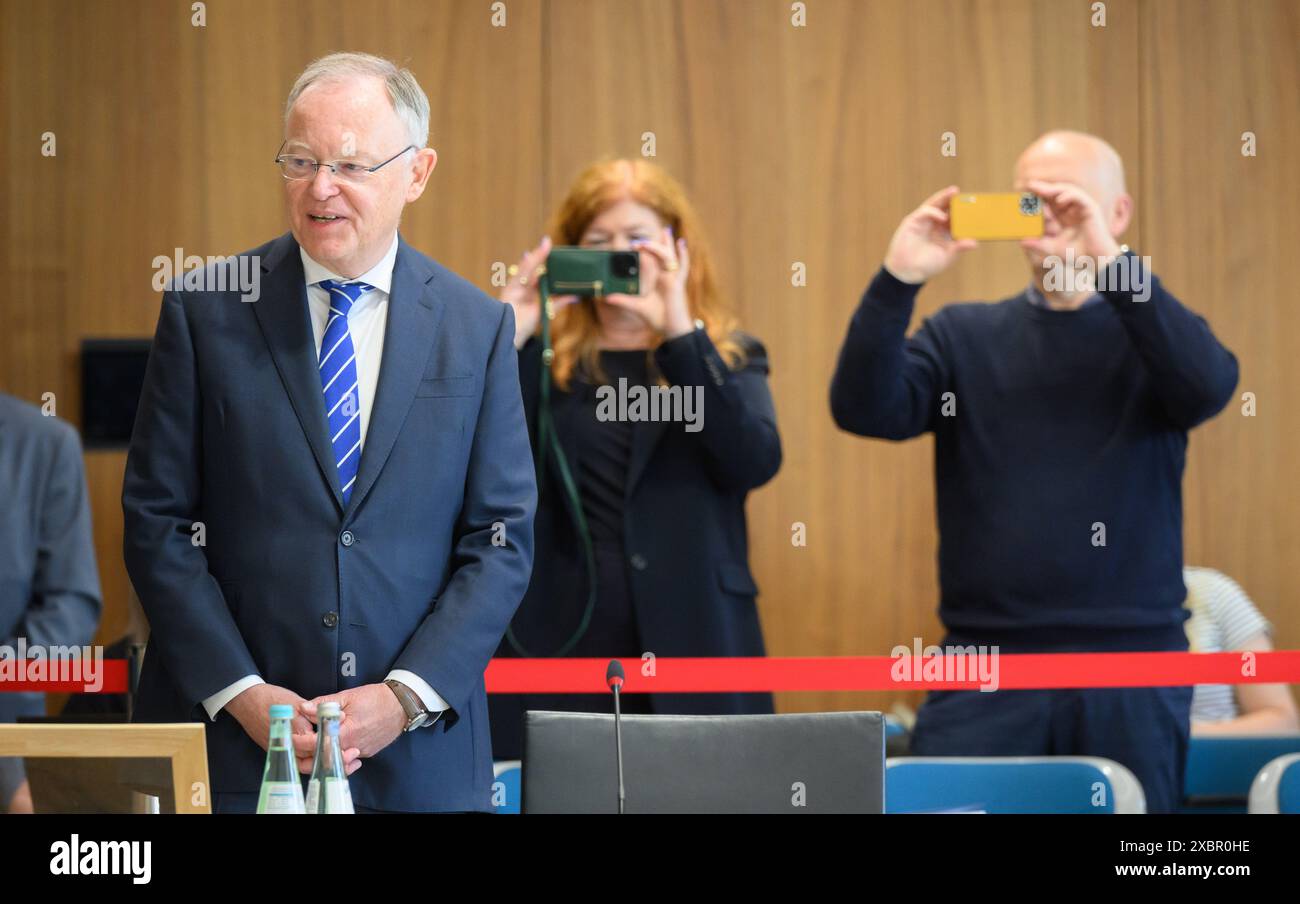 Hannover, Deutschland. Juni 2024. Stephan weil (SPD), niedersächsischer Ministerpräsident, kommt als geladener Zeuge zum 25. Parlamentarischen Untersuchungsausschuss „Praxis der nichttariflichen Vergütung in der Landeskanzlei Niedersachsen und den Ministerien“ im Niedersächsischen Landtag. Der parlamentarische Untersuchungsausschuss im Zusammenhang mit höheren Gehältern für hochrangige Mitarbeiter des Ministerpräsidenten weil trifft sich zu seiner nächsten Sitzung. Quelle: Julian Stratenschulte/dpa/Alamy Live News Stockfoto