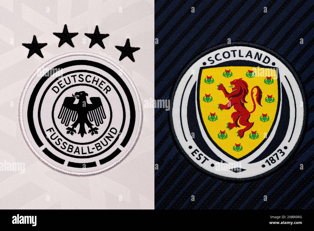 Nahaufnahme des Wappens der Nationalmannschaft auf dem Heimtrikot. UEFA EURO 2024. Stockfoto
