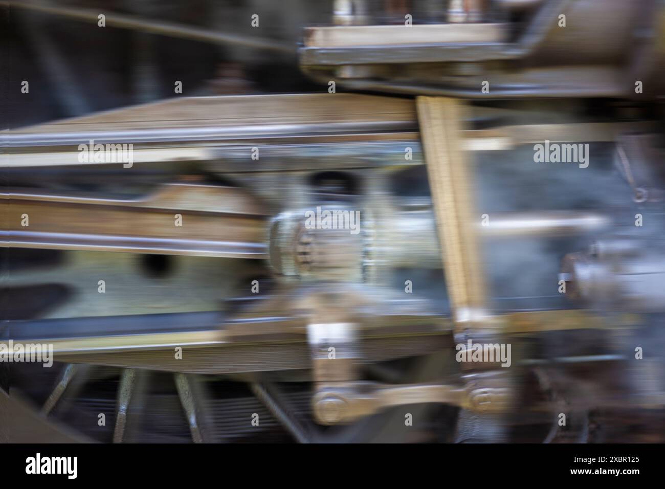 Nahaufnahme der Antriebsräder der Ivatt Klasse 2, 41298er Tankmotor in verschwommener Bewegung, in Havenstreet Station auf der Isle of Wight Steam Railway, England, Großbritannien Stockfoto