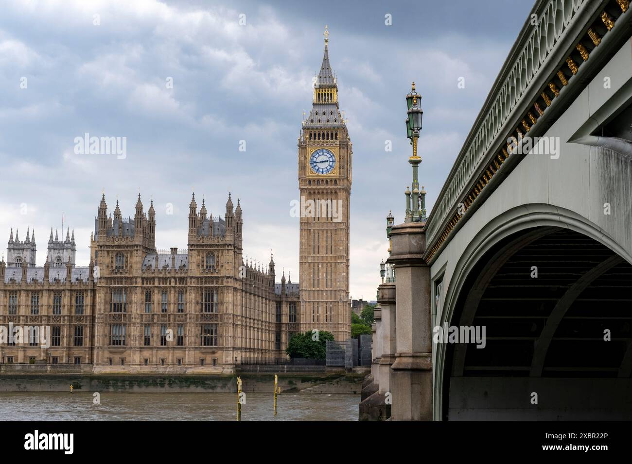 Blick auf die Houses of Parliament, den Palace of Westminster und den Uhrturm alias Big Ben am 12. Juni 2024 in London, Großbritannien. Big Ben ist der Spitzname für die große Glocke der schlagenden Uhr am nördlichen Ende des Palace of Westminster in London, England, obwohl der Name häufig erweitert wird, um sich auch auf die Uhr und den Uhrenturm zu beziehen. Stockfoto