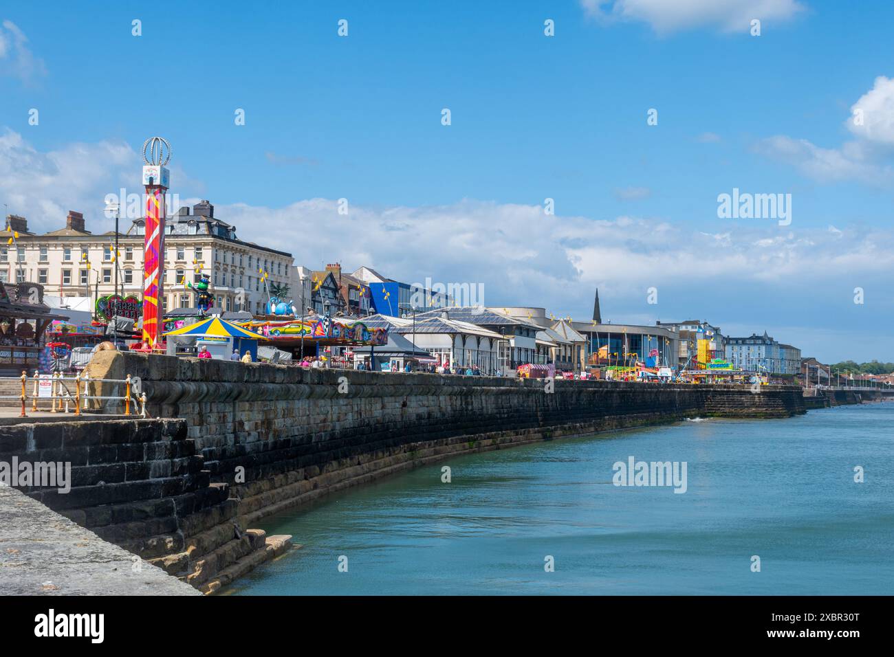 Blick auf die Küste und den Jahrmarkt in Bridlington, East Riding of Yorkshire, England, Großbritannien Stockfoto