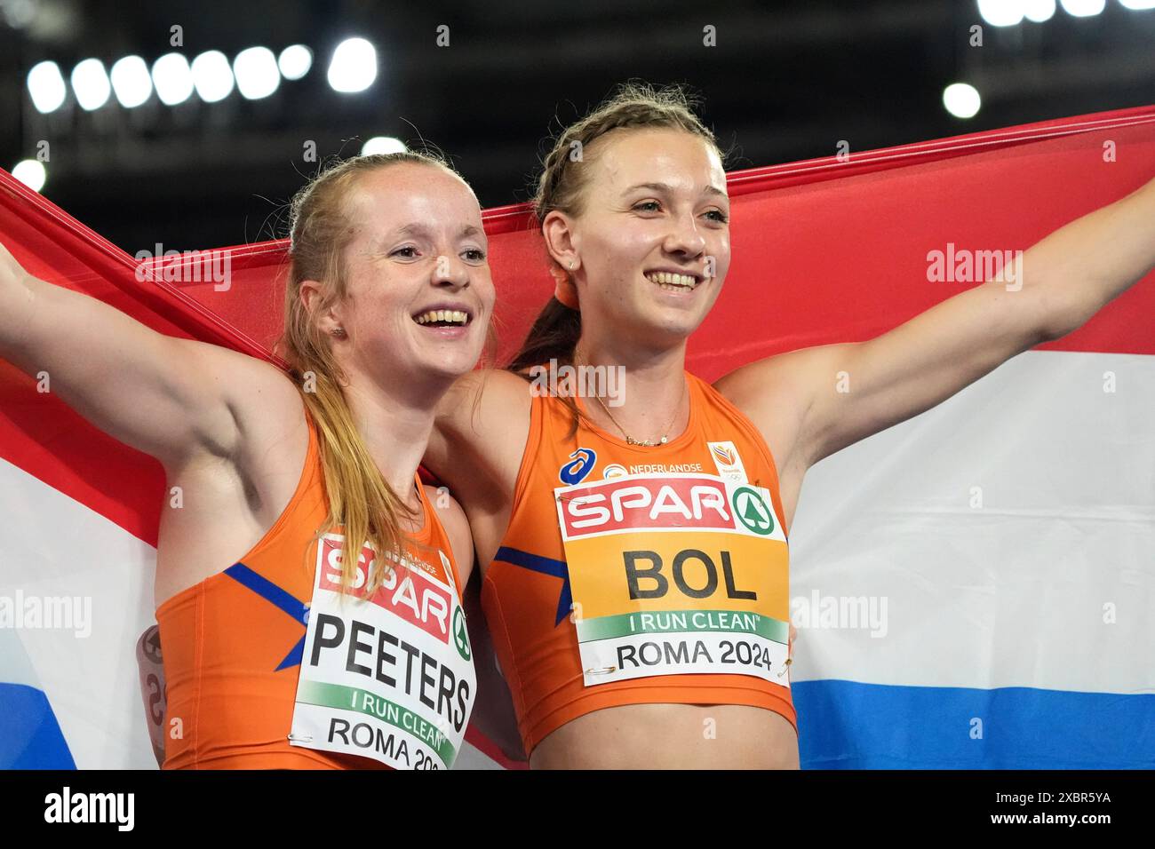 Femke Bol (NED) wird bei der Leichtathletik-Europameisterschaft 2024 am 11. Juni 2024 im Olympiastadion in Rom, Italien erster auf 400 m Hürden. Foto: SCS/Soenar Chamid/AFLO (HOLLAND OUT) Femke Bol (NED) feiert ihren Sieg mit Cathelijn Peeters auf 400 m Hürden während der Leichtathletik-Europameisterschaft 2024 am 11. Juni 2024 im Olympiastadion in Rom, Italien Foto: SCS/Soenar Chamid Stockfoto