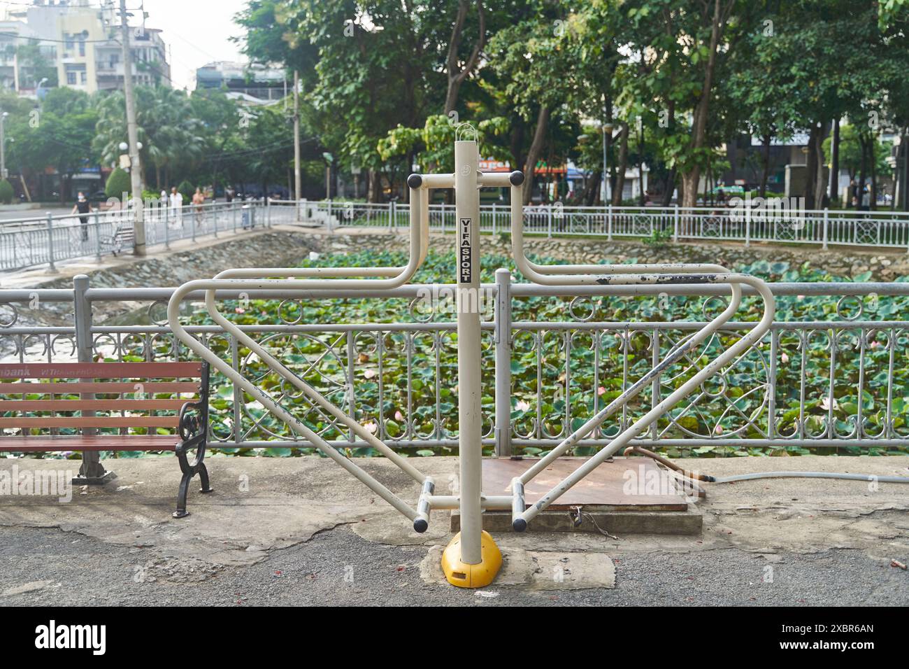Der City Park bietet Outdoor-Fitnessgeräte, die städtisches Wellness für einen gesünderen Lebensstil fördern Stockfoto