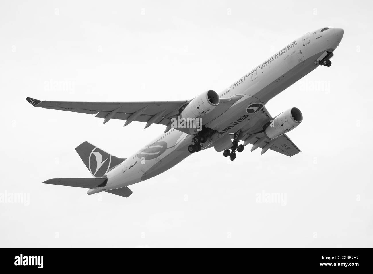 BERLIN - 07. JUNI 2024: Das Großraumflugzeug Airbus A330-343 von Turkish Airlines. Schwarz-weiß. Stockfoto