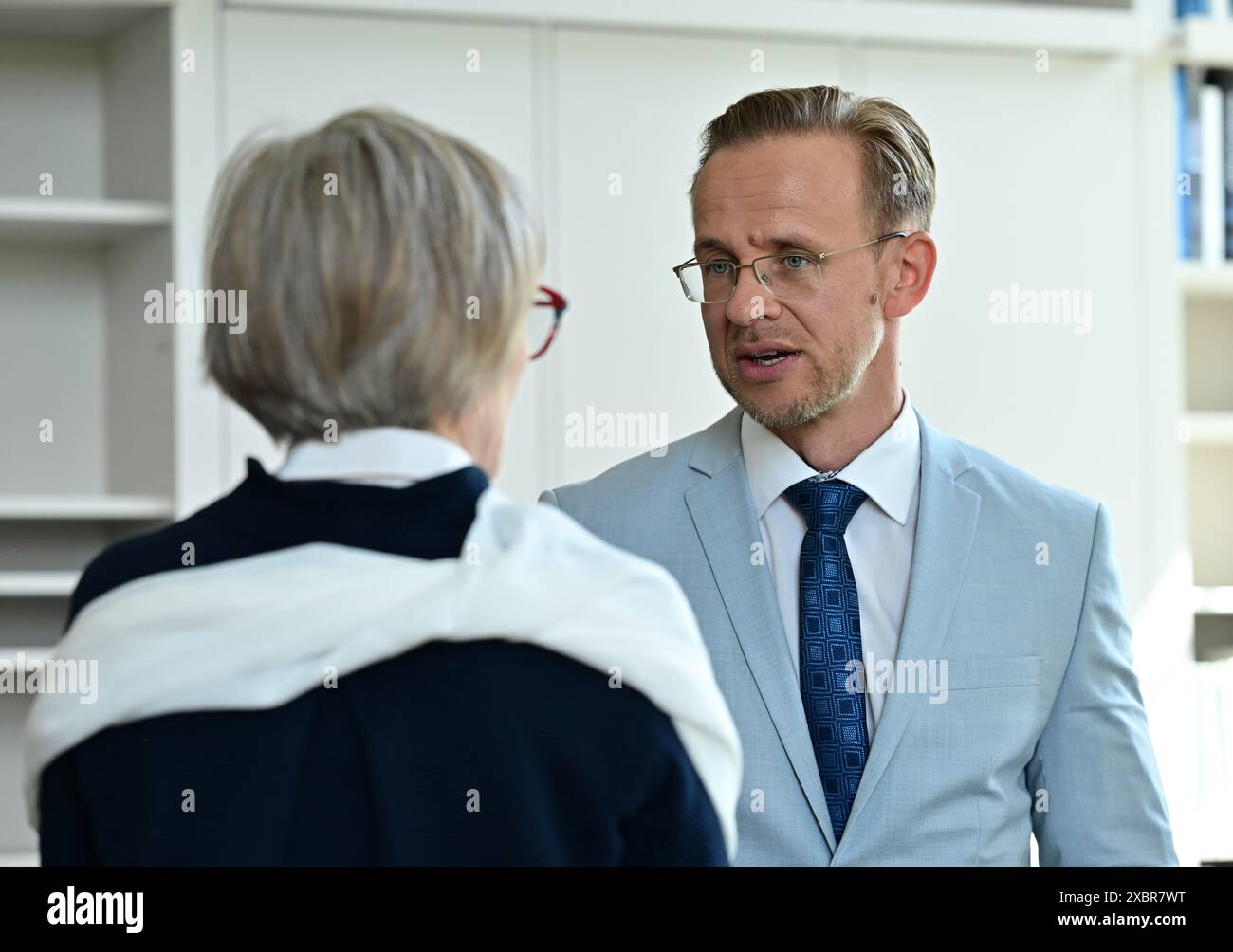 Weimar, Deutschland. Juni 2024. Ulrike Lorenz, Präsidentin der Klassik Stiftung Weimar, und Christian Hain, neuer Direktor des Goethe- und Schiller-Archivs, sprechen miteinander. Der Kuratorium der Klassik Stiftung Weimar hat ihn zum Direktor des 1885 gegründeten Goethe- und Schiller-Archivs mit Wirkung zum 1. Juni 2024 ernannt. Der in Eisenhüttenstadt geborene und an der Friedrich-Schiller-Universität Jena promovierte Historiker war bereits seit mehr als zwei Jahren stellvertretender Archivdirektor. Quelle: Martin Schutt/dpa/Alamy Live News Stockfoto