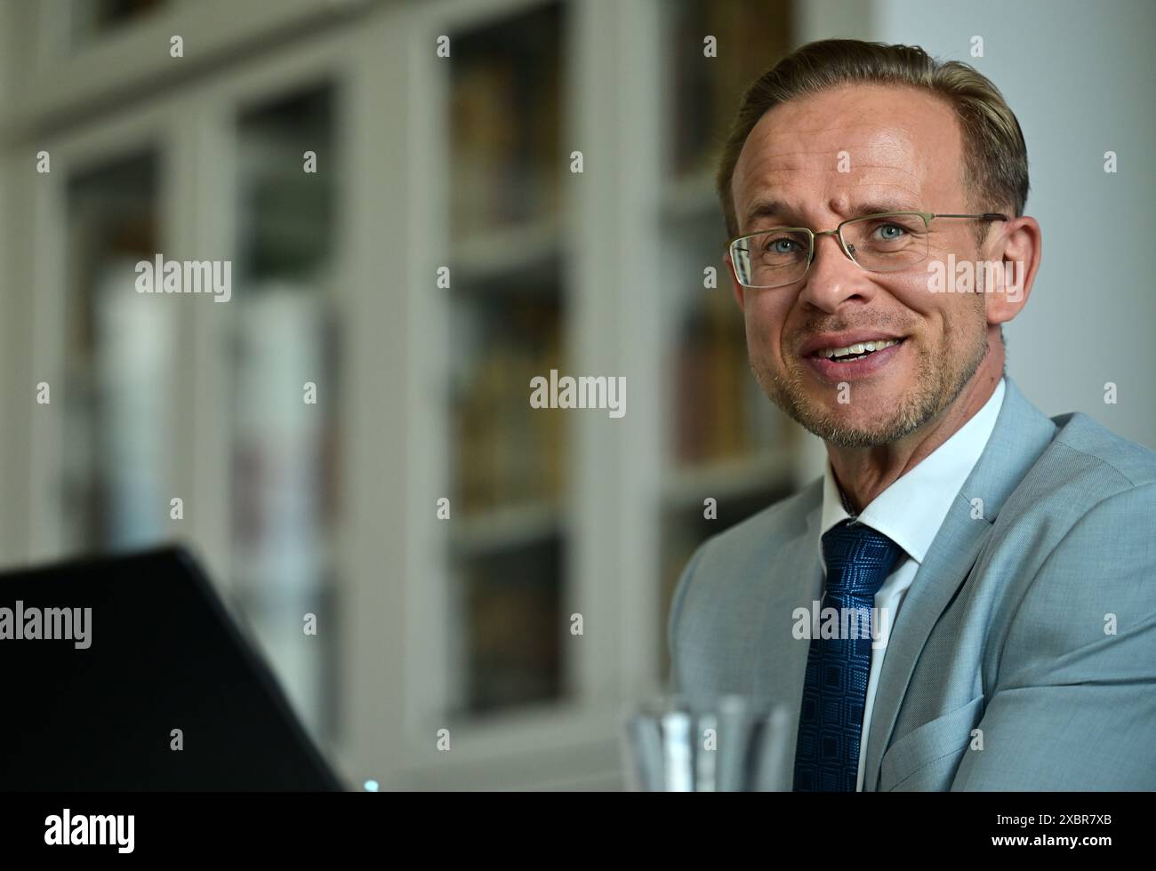 Weimar, Deutschland. Juni 2024. Christian Hain, neuer Direktor des Goethe- und Schiller-Archivs, während einer Pressekonferenz. Der Kuratorium der Klassik Stiftung Weimar hat ihn zum Direktor des 1885 gegründeten Goethe- und Schiller-Archivs mit Wirkung zum 1. Juni 2024 ernannt. Der in Eisenhüttenstadt geborene und an der Friedrich-Schiller-Universität Jena abgeschlossene Historiker war bereits seit mehr als zwei Jahren stellvertretender Archivdirektor. Quelle: Martin Schutt/dpa/Alamy Live News Stockfoto