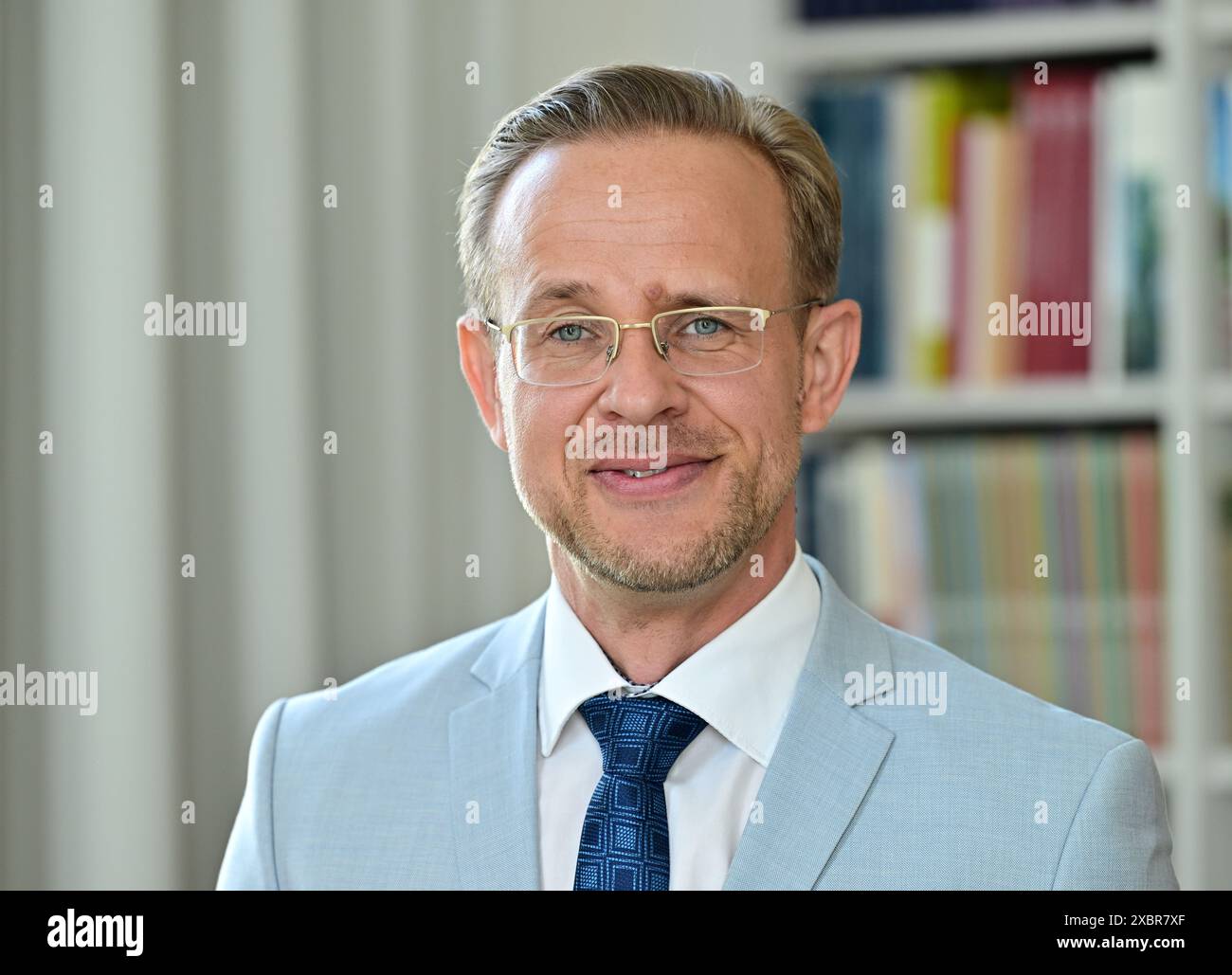 Weimar, Deutschland. Juni 2024. Christian Hain, neuer Direktor des Goethe- und Schiller-Archivs, steht in seiner zukünftigen Studie. Der Kuratorium der Klassik Stiftung Weimar hat ihn zum Direktor des 1885 gegründeten Goethe- und Schiller-Archivs mit Wirkung zum 1. Juni 2024 ernannt. Der in Eisenhüttenstadt geborene und an der Friedrich-Schiller-Universität Jena promovierte Historiker war bereits seit mehr als zwei Jahren stellvertretender Archivdirektor. Quelle: Martin Schutt/dpa/Alamy Live News Stockfoto