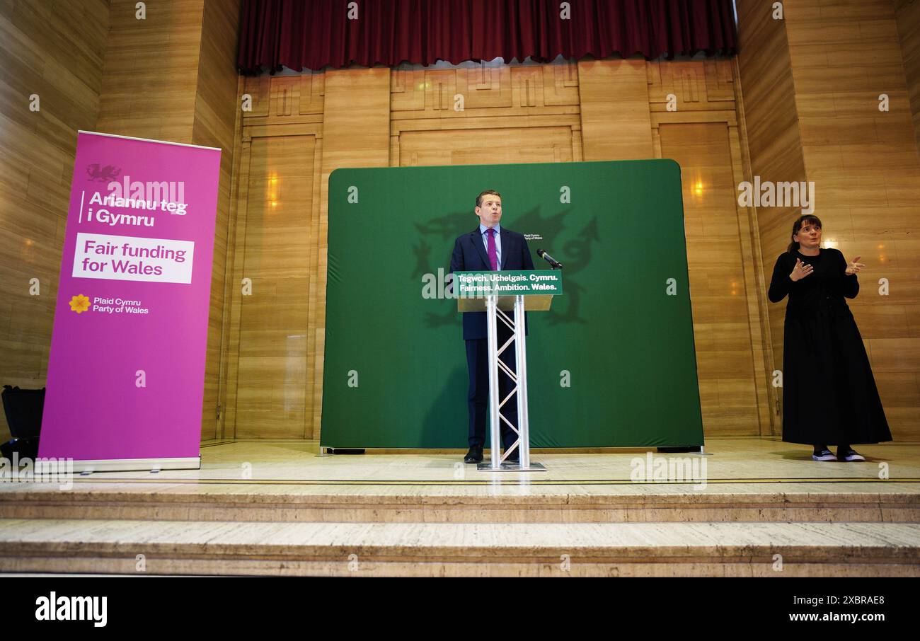 Der Cymru-Führer Rhun ap Iorwerth startet das Wahlprogramm seiner Partei in Marble Hall im Tempel des Friedens in Cardiff, Wales. Bilddatum: Donnerstag, 13. Juni 2024. Stockfoto