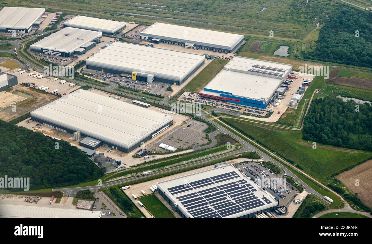 Ein Blick aus der Vogelperspektive auf das große Verteilerlager in Peterborough, Cambridgeshire, Ostengland, Großbritannien Stockfoto