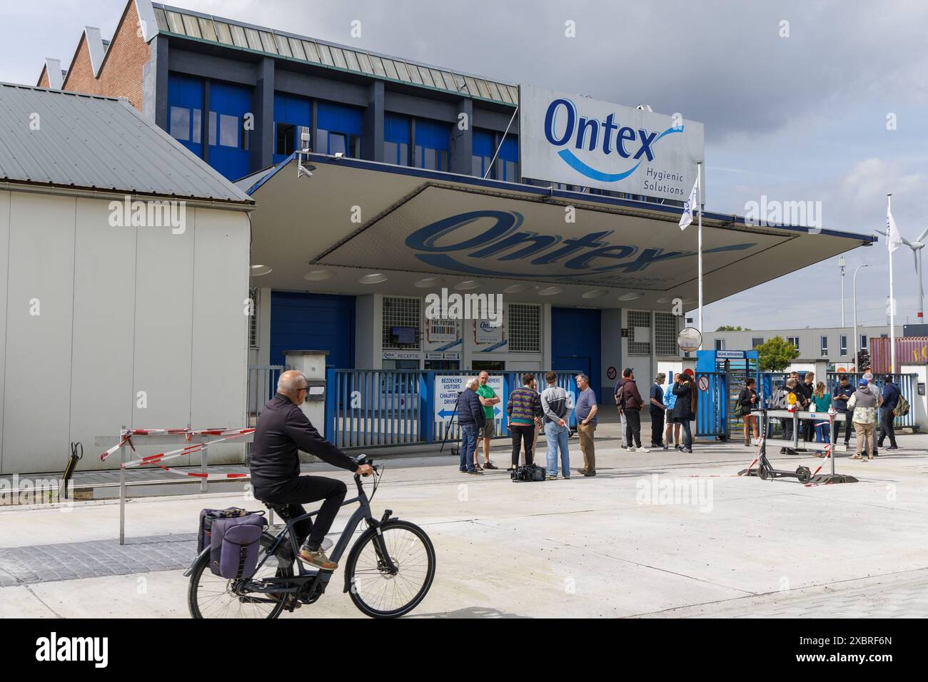 Eeklo, Belgien. Juni 2024. Dieses Bild zeigt das Unternehmen Ontex Hygienic Einwegartikel in Eeklo, das am Donnerstag, den 13. Juni 2024 von der Schließung bedroht ist. Nach den ersten Informationen werden 349 Arbeitsplätze verloren gehen mit der vollständigen Schließung des Werks in Eeklo des Windelherstellers wird die Niederlassung in Buggenhout in ein „Kompetenzzentrum“ umgewandelt, das weitere 140 Arbeitsplätze bedroht. BELGA FOTO NICOLAS MAETERLINCK Credit: Belga News Agency/Alamy Live News Stockfoto