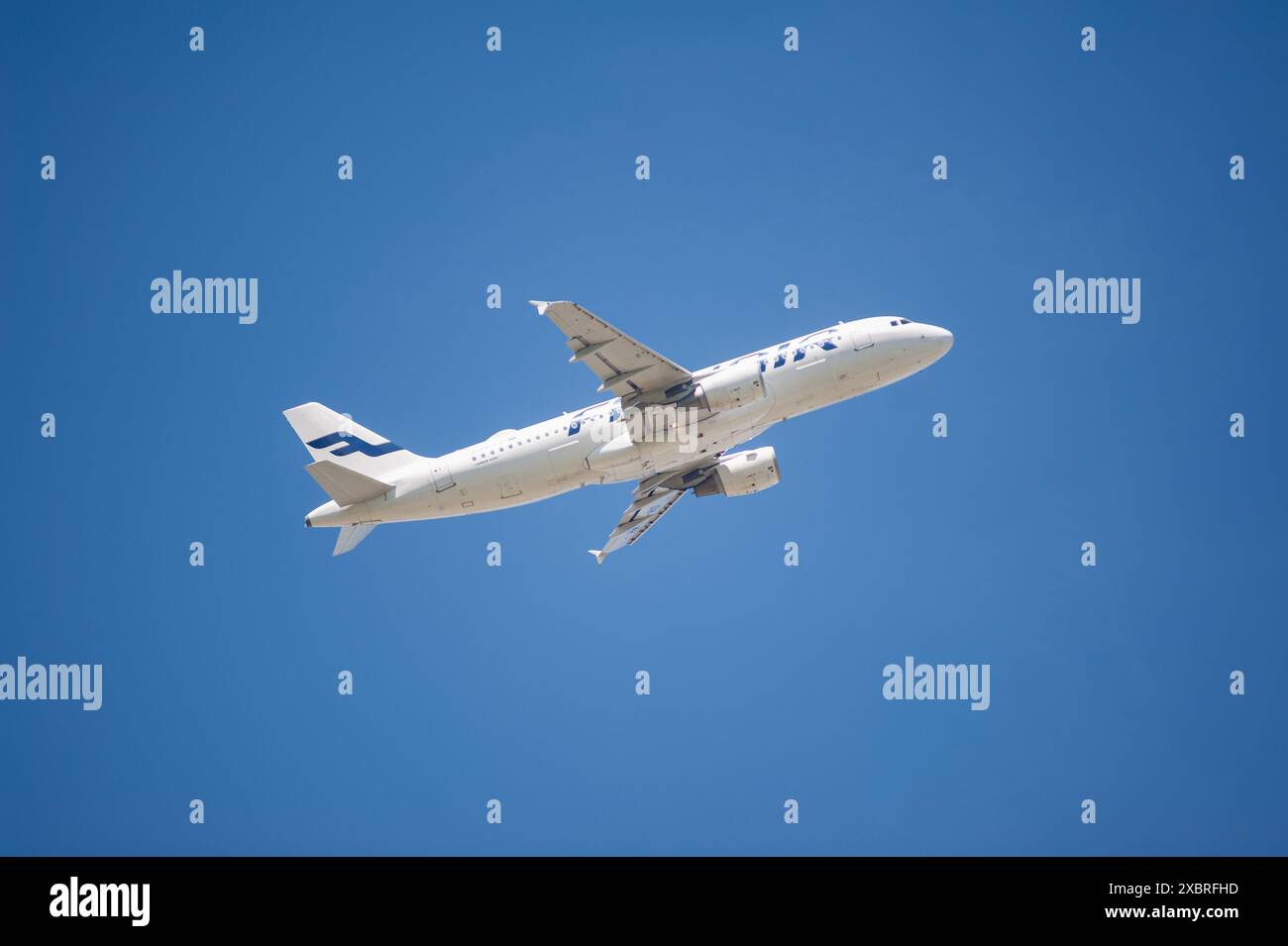 13.05.2024, Berlin, Deutschland, Europa - Ein Finnair Airbus A320-214 Passagierflugzeug mit der Registrierung OH-LXH startet vom Berliner Flughafen BER. Stockfoto