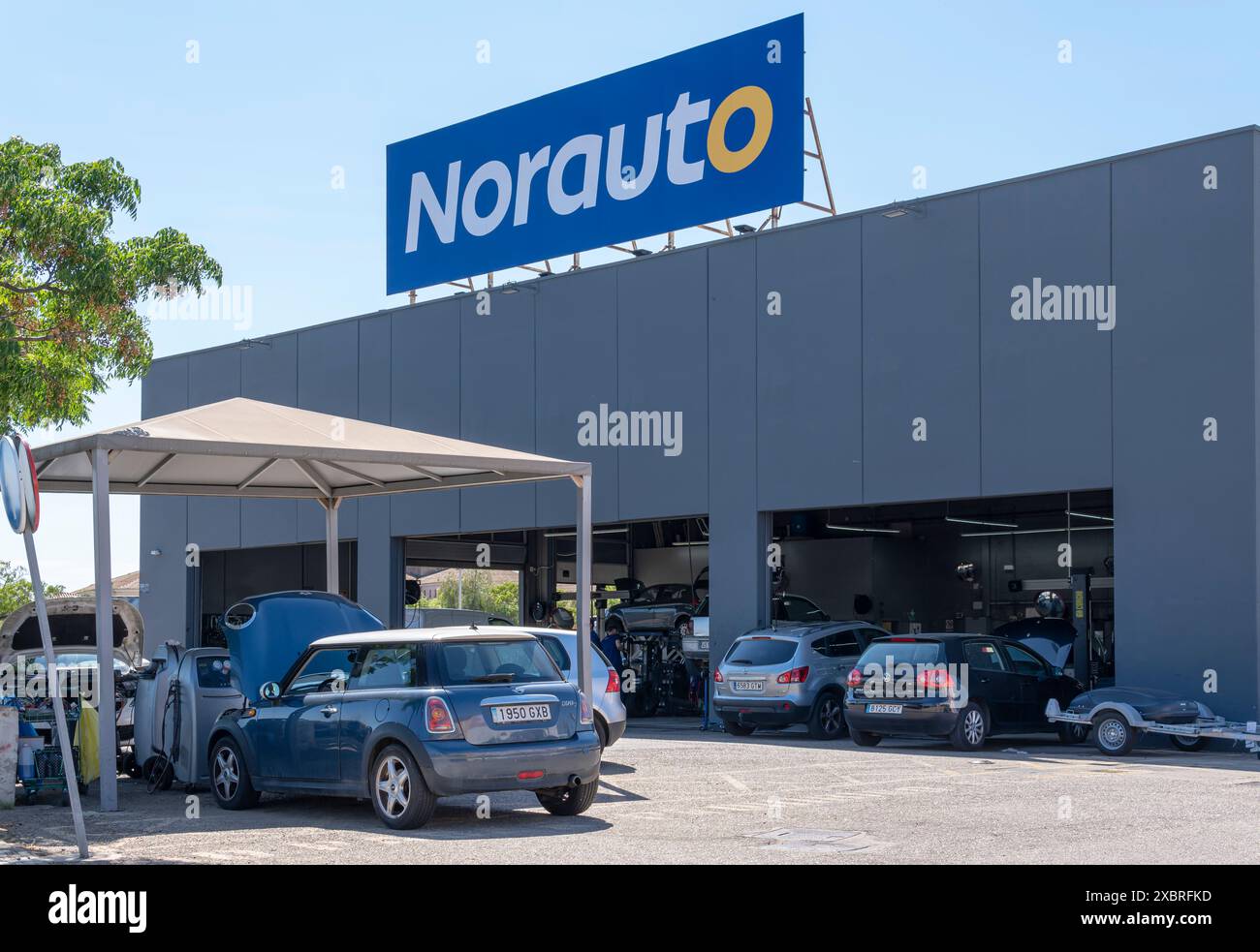 Palma de Mallorca, Spanien; 4. juni 2024: Fassade einer Mechanikerwerkstatt des internationalen Unternehmens für Mechanik und Reparatur von Fahrzeugen, Norauto. Palma Stockfoto