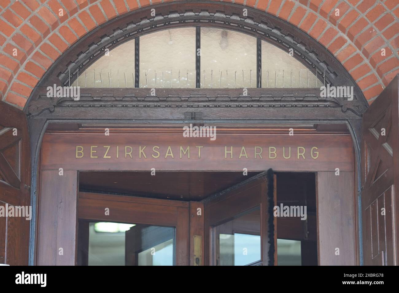 05. Juni 2024, Hamburg: Blick auf das Bezirksamt Harburger Rathaus im Stadtteil Harburg. Foto: Marcus Brandt/dpa Stockfoto