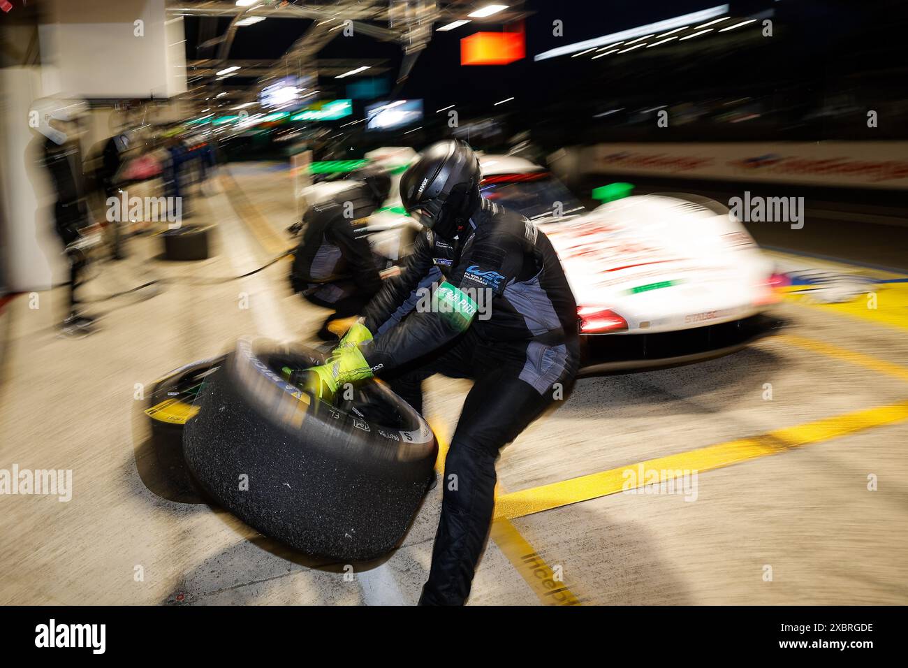 Mechaniker, Mecanicien, michelin, Reifen, pneu, während der 24 Stunden von Le Mans 2024, der 4. Runde der FIA-Weltmeisterschaft 2024, auf dem Circuit des 24 Heures du Mans, am 12. Juni 2024 in Le Mans, Frankreich Stockfoto