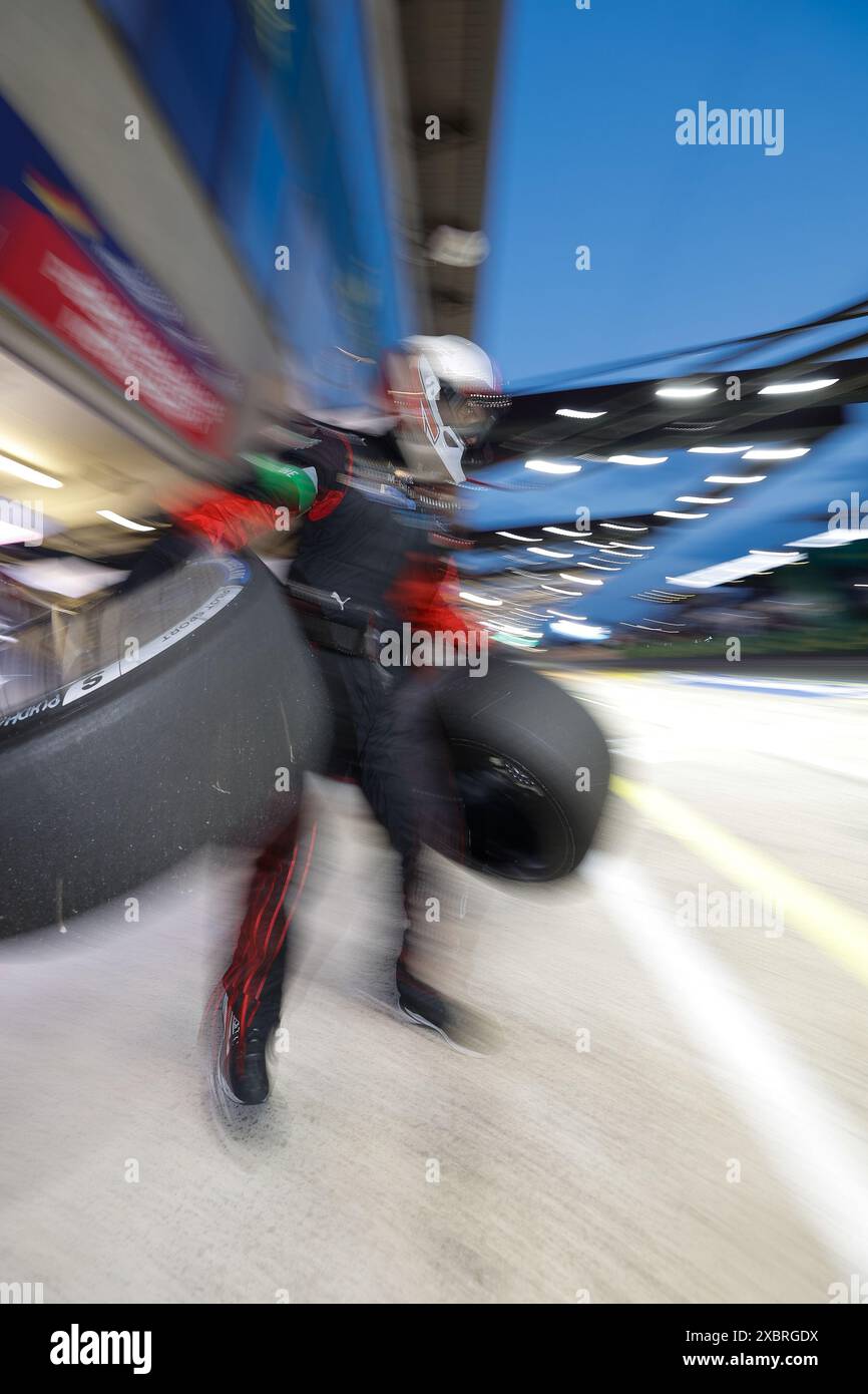 Mecaniciens, Mechanik, michelin, Reifen, pneu, während der 24 Stunden von Le Mans 2024, der 4. Runde der FIA-Weltmeisterschaft 2024, auf dem Circuit des 24 Heures du Mans, am 12. Juni 2024 in Le Mans, Frankreich Stockfoto