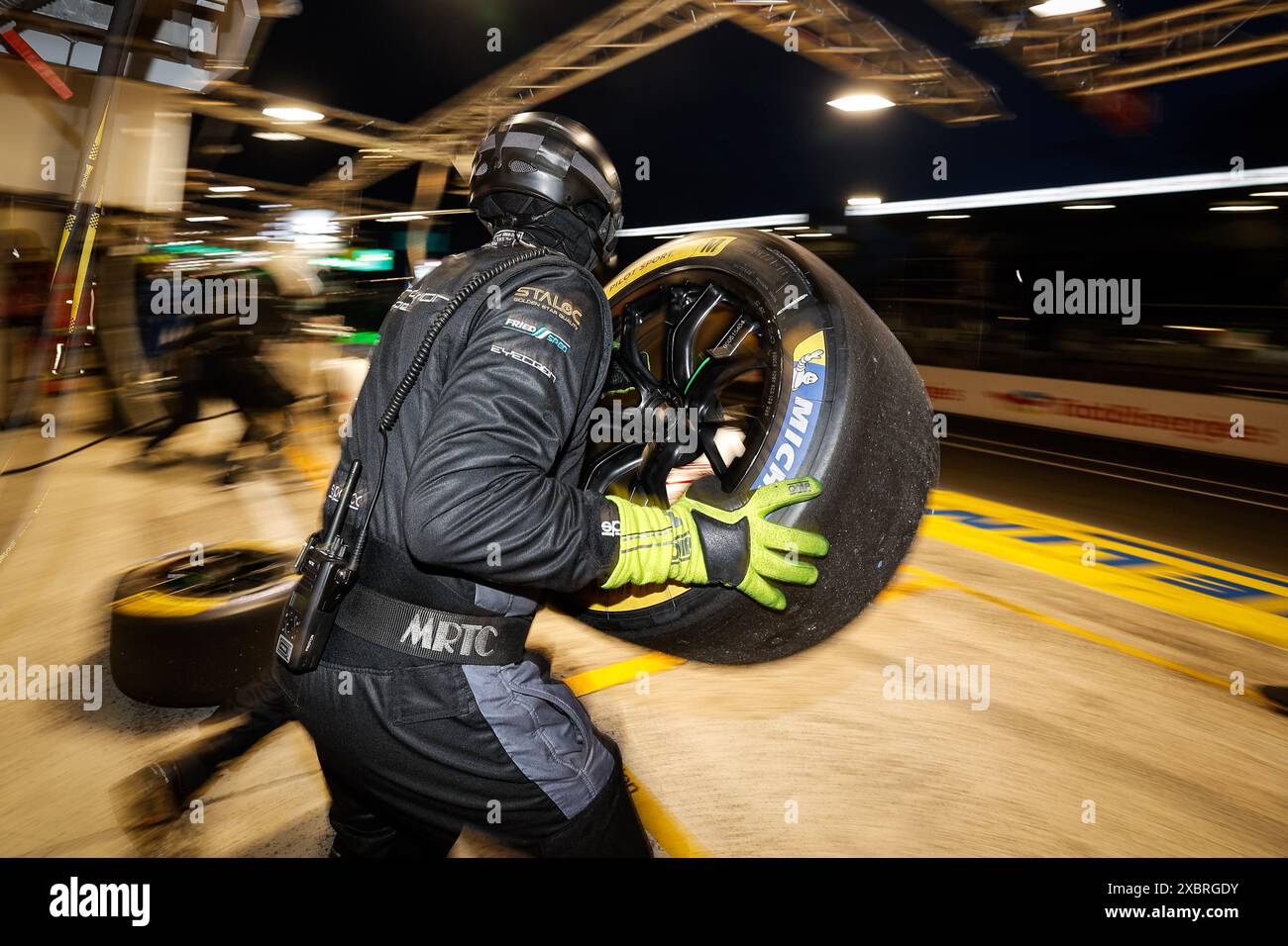 Mechaniker, Mecanicien, michelin, Reifen, pneu, während der 24 Stunden von Le Mans 2024, der 4. Runde der FIA-Weltmeisterschaft 2024, auf dem Circuit des 24 Heures du Mans, am 12. Juni 2024 in Le Mans, Frankreich Stockfoto