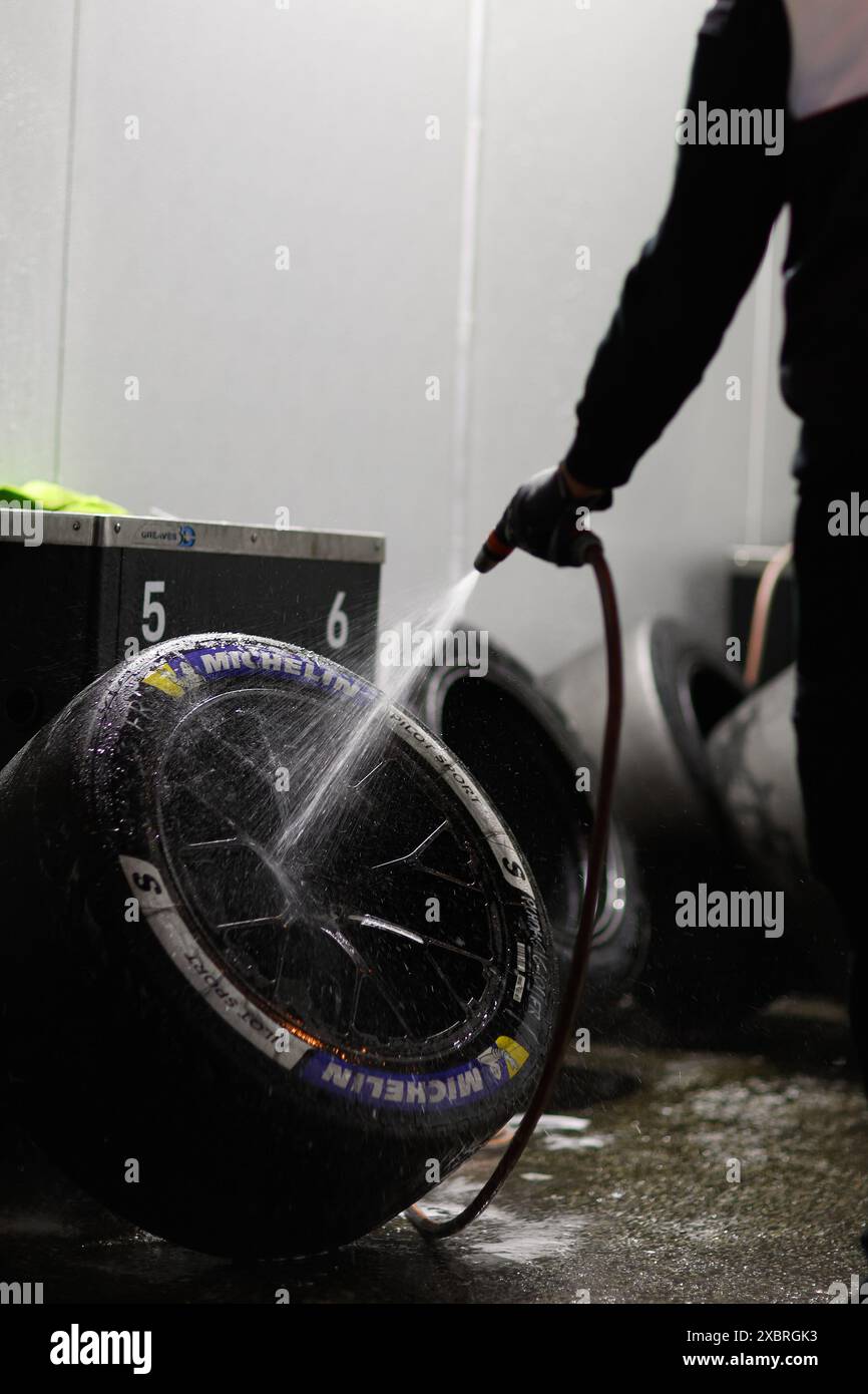 Mechaniker, Mecanicien, michelin, Reifen, pneu, während der 24 Stunden von Le Mans 2024, der 4. Runde der FIA-Weltmeisterschaft 2024, auf dem Circuit des 24 Heures du Mans, am 12. Juni 2024 in Le Mans, Frankreich Stockfoto