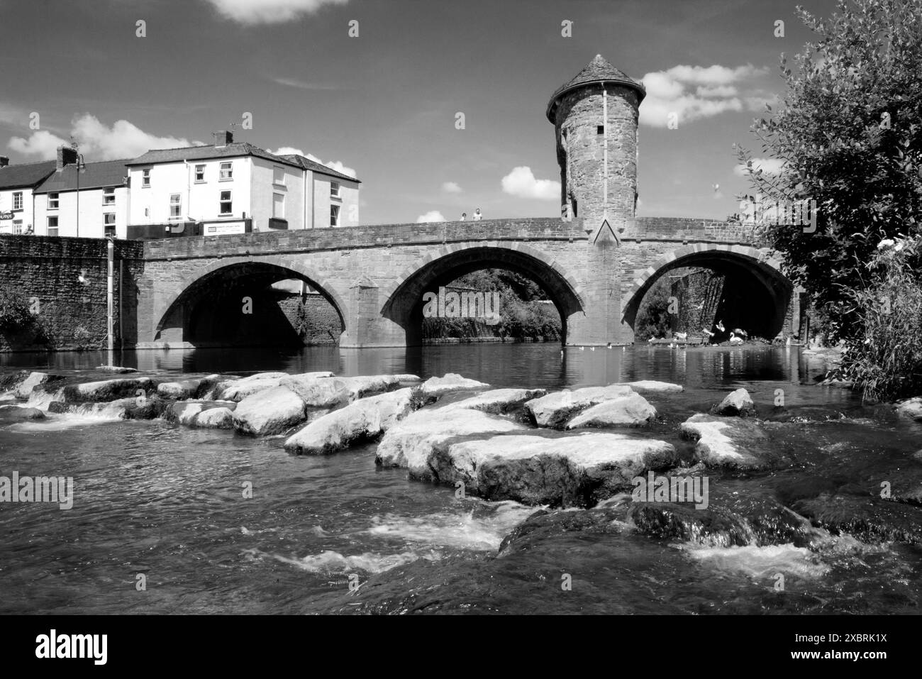 Die Monnow Bridge and Gateway in Monmouth ist die einzige noch erhaltene befestigte Flussbrücke in Großbritannien, ein denkmalgeschütztes Gebäude und ein geplantes Denkmal. Stockfoto