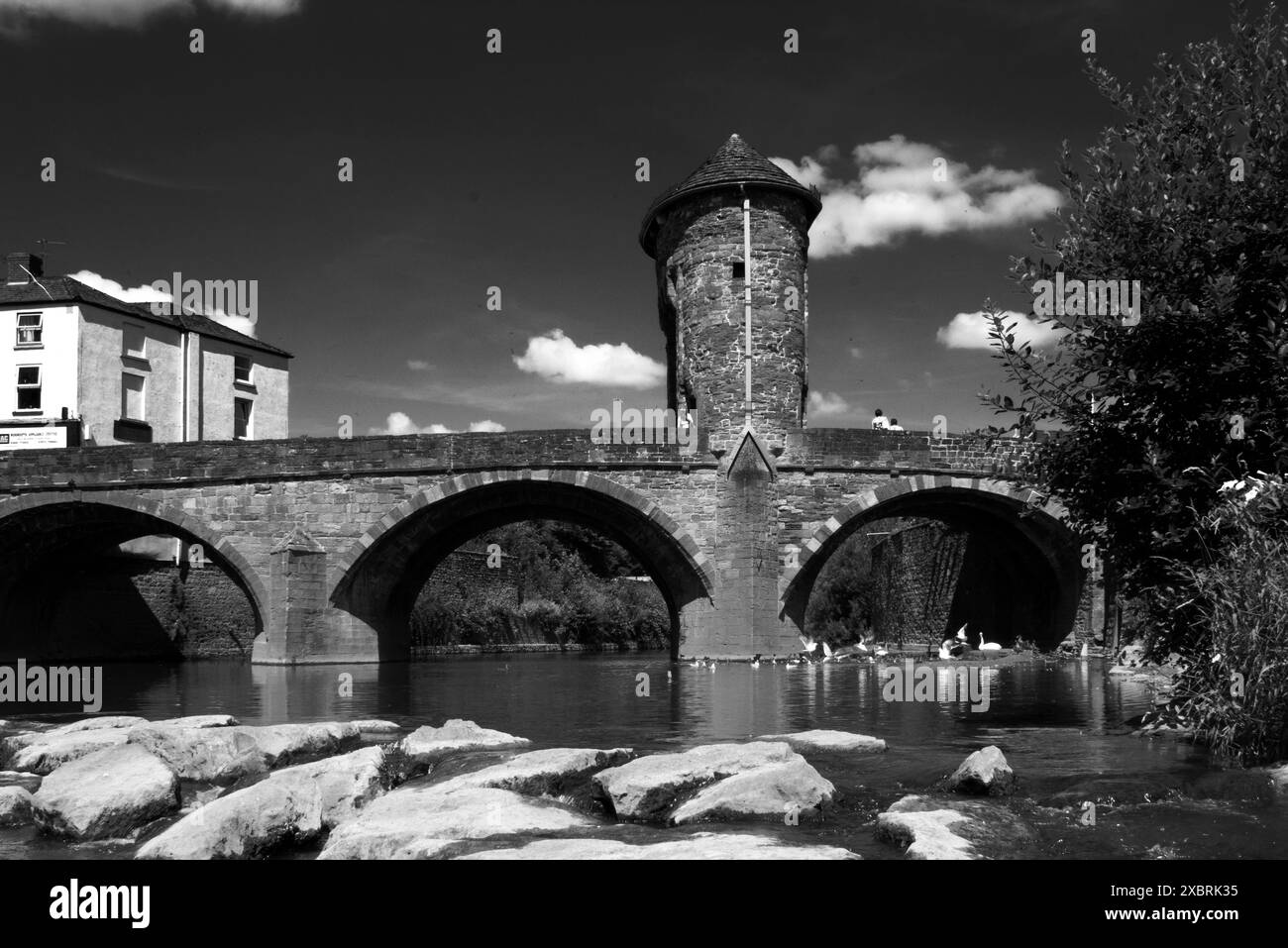 Die Monnow Bridge and Gateway in Monmouth ist die einzige noch erhaltene befestigte Flussbrücke in Großbritannien, ein denkmalgeschütztes Gebäude und ein geplantes Denkmal. Stockfoto