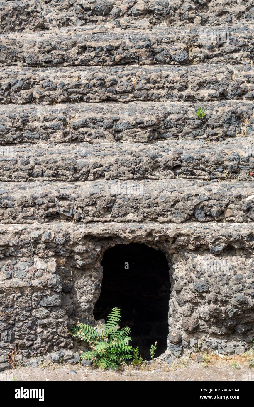 Sitzreihen aus Steinen im römischen Amphitheater im 2. Jahrhundert n. Chr. im Zentrum von Catania, Sizilien, Italien Stockfoto