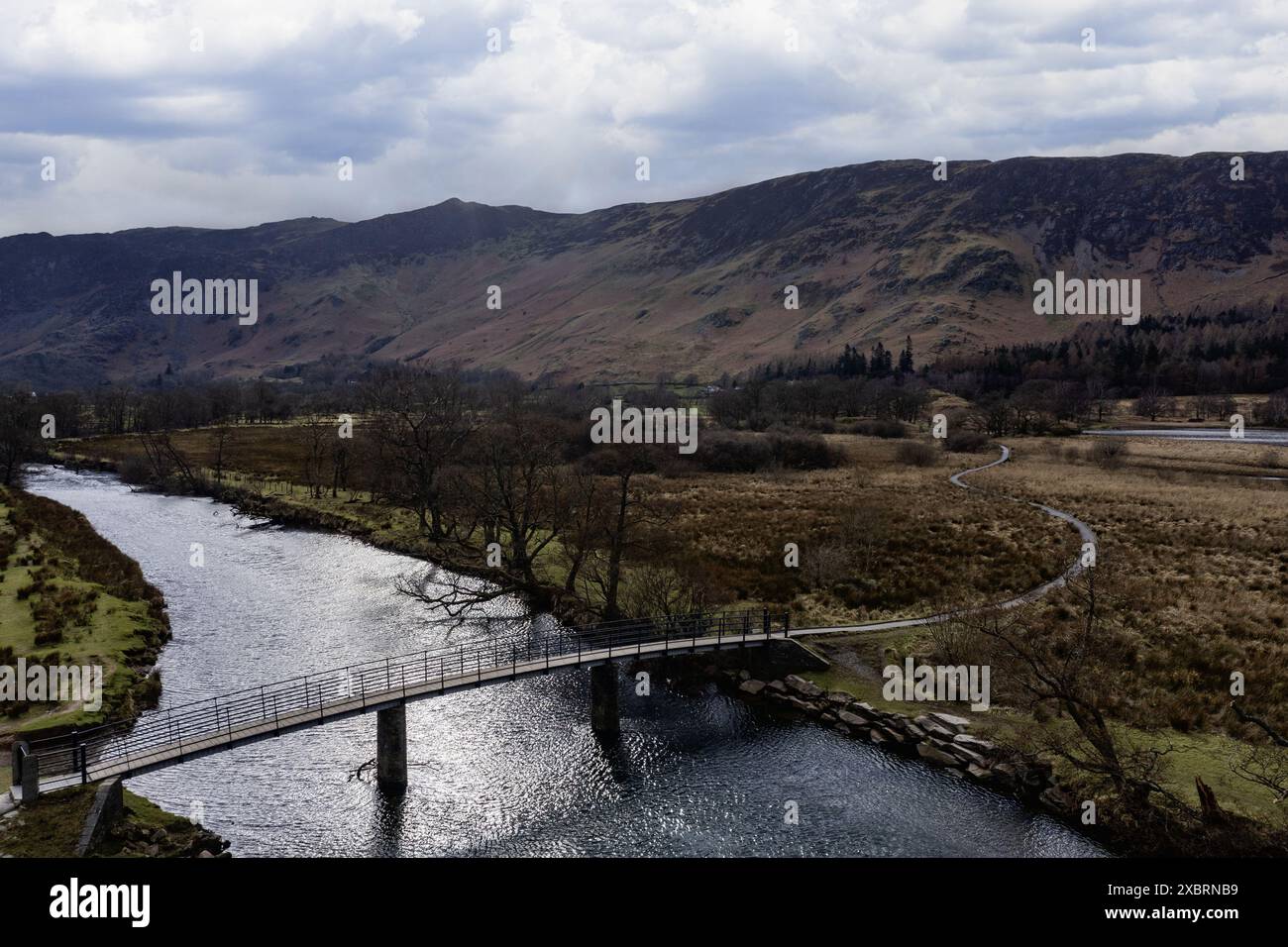 fluss derwent und Jungmoor am südlichen Ende des derwent Water und die chinesische Brücke Fußbrücke mit Blick aus der Vogelperspektive Stockfoto