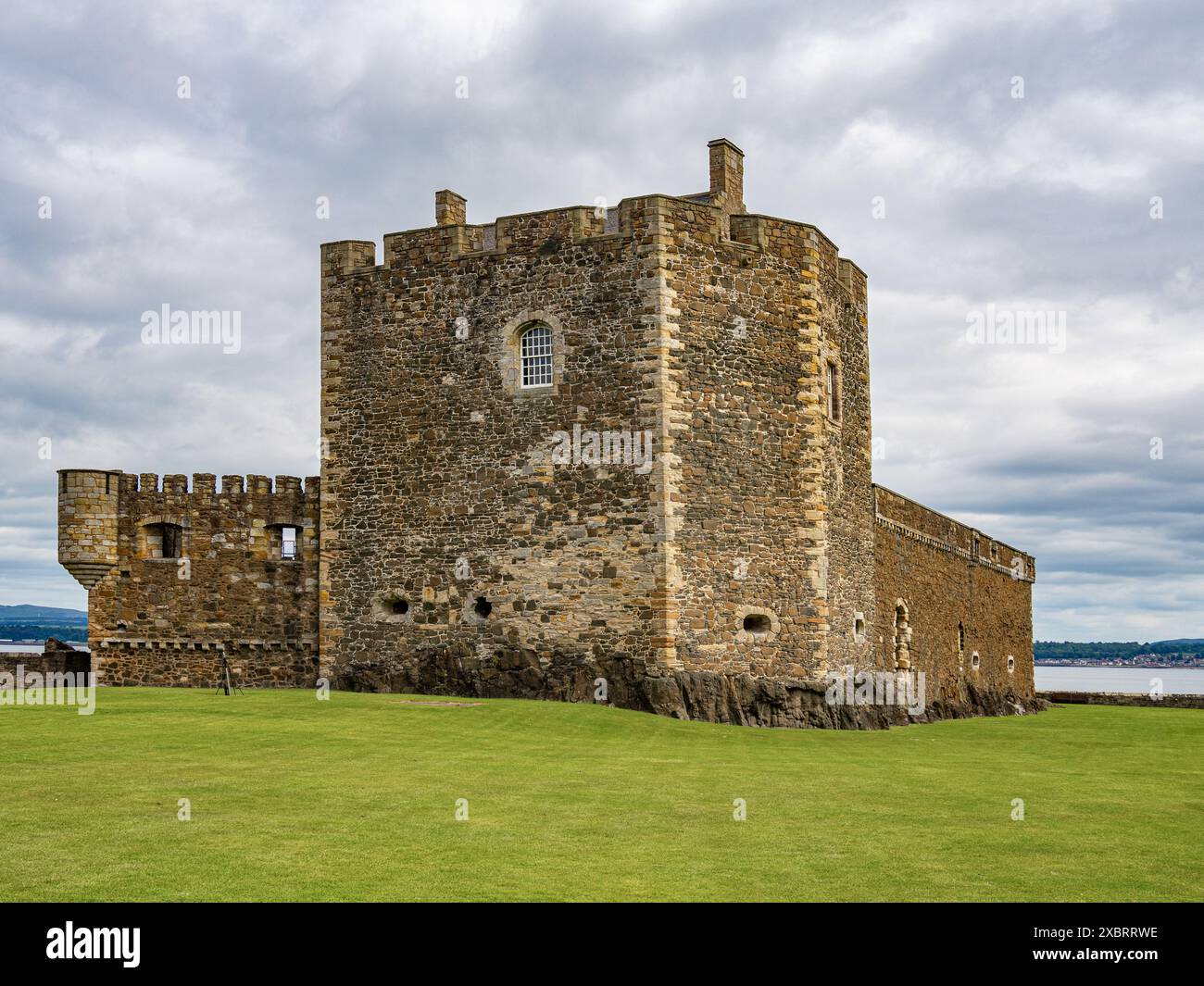 Blackness Castle in Schottland ist eine alte Festung, die die Anstiege am Firth of Forth bewacht. Stockfoto